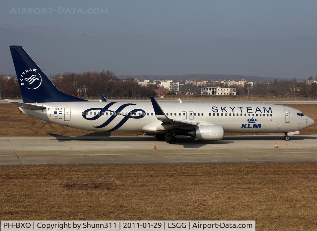 PH-BXO, 2001 Boeing 737-9K2 C/N 29599, Taxiing holding point rwy 23... Skyteam c/s...