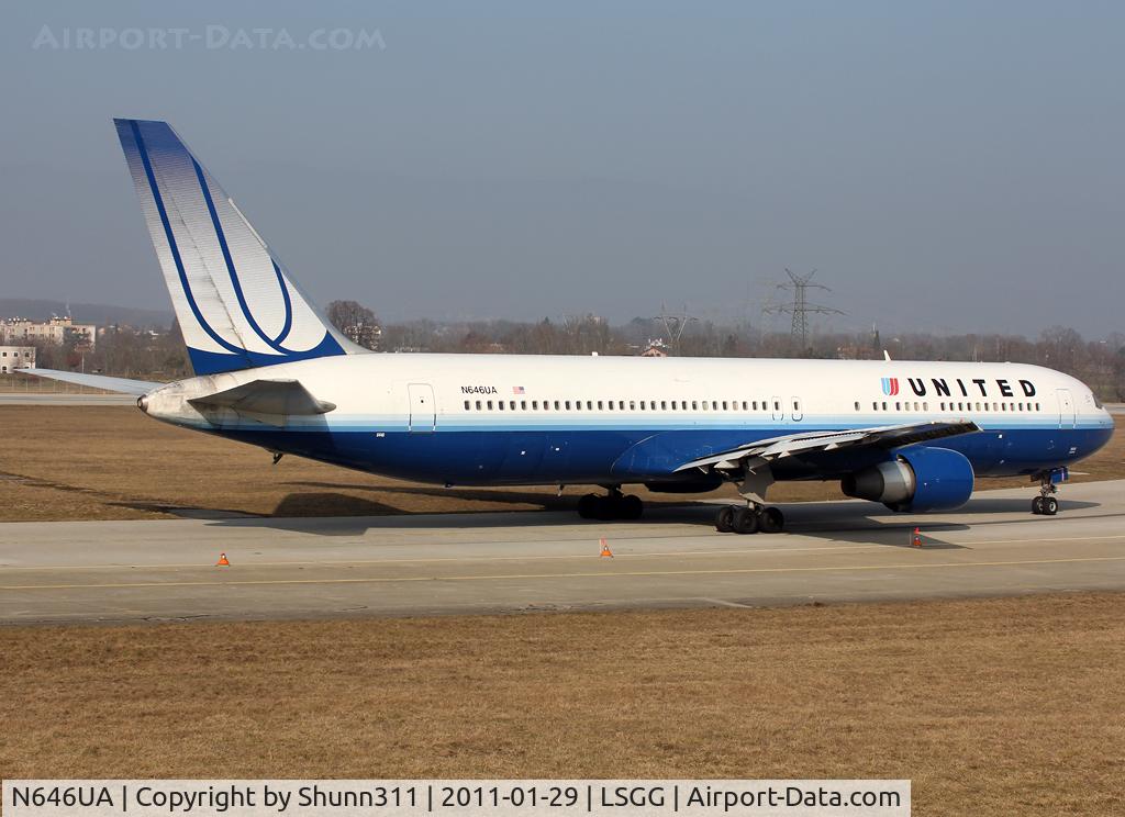 N646UA, 1992 Boeing 767-322/ER C/N 25283, Taxiing holding point rwy 23