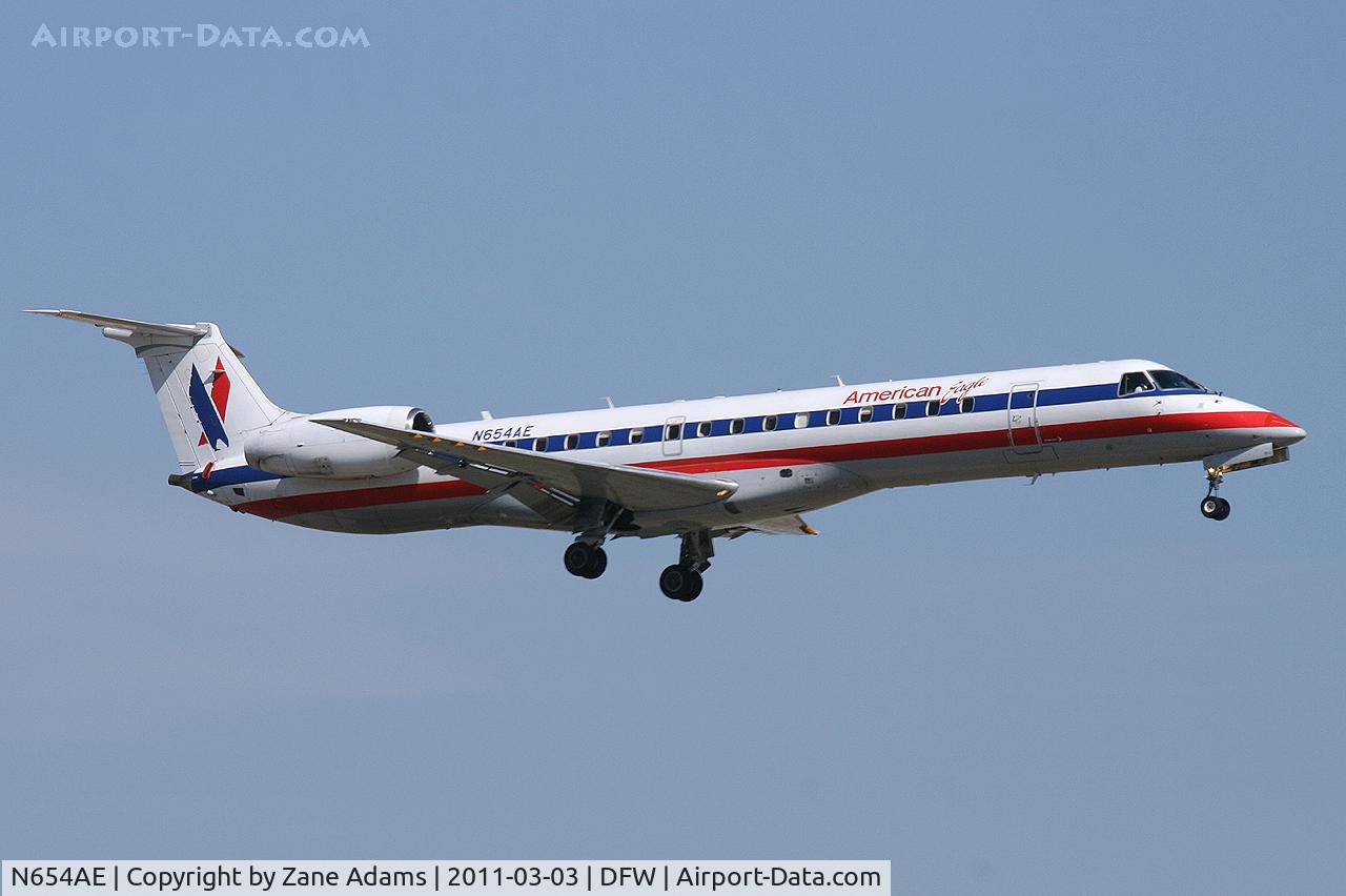 N654AE, 2001 Embraer ERJ-145LR (EMB-145LR) C/N 145437, American Eagle at DFW Airport