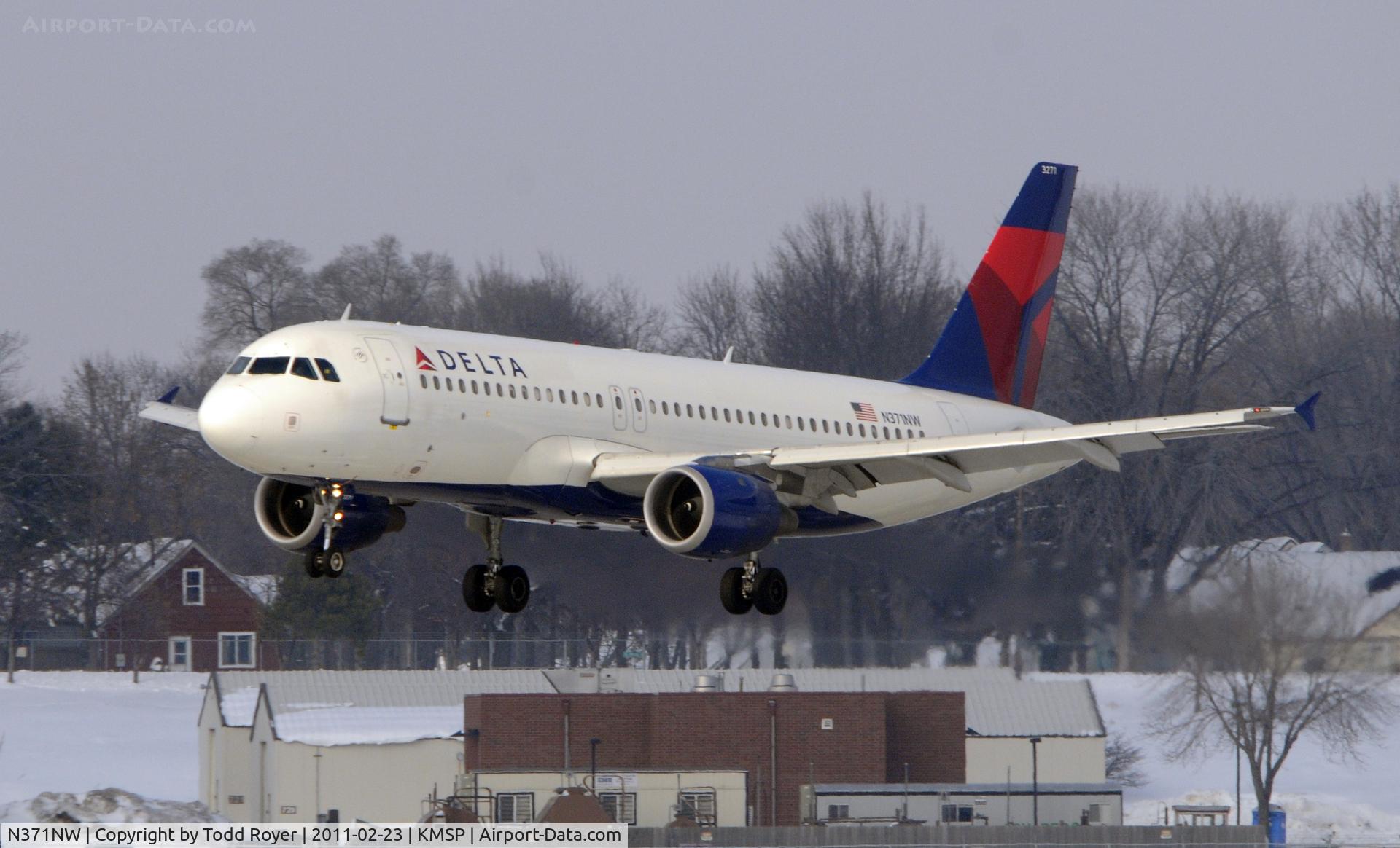 N371NW, 2001 Airbus A320-212 C/N 1535, Arriving MSP