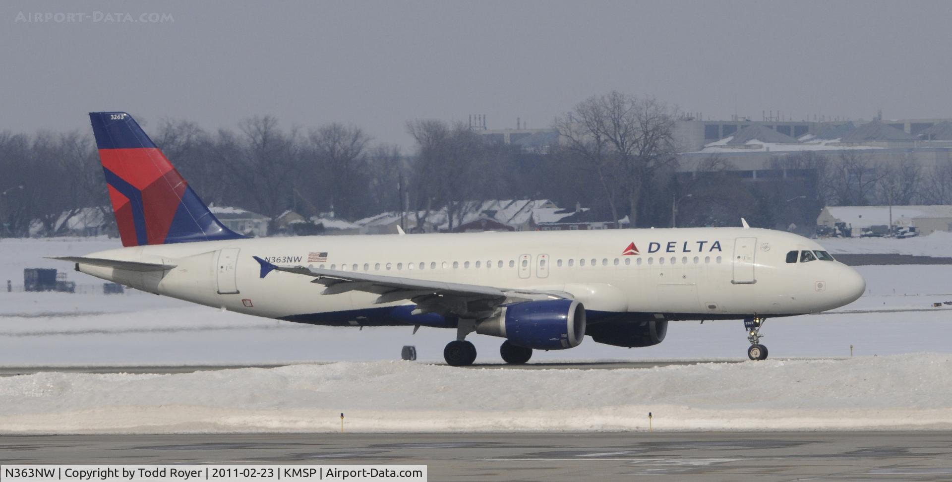 N363NW, 1998 Airbus A320-212 C/N 0923, Departing MSP