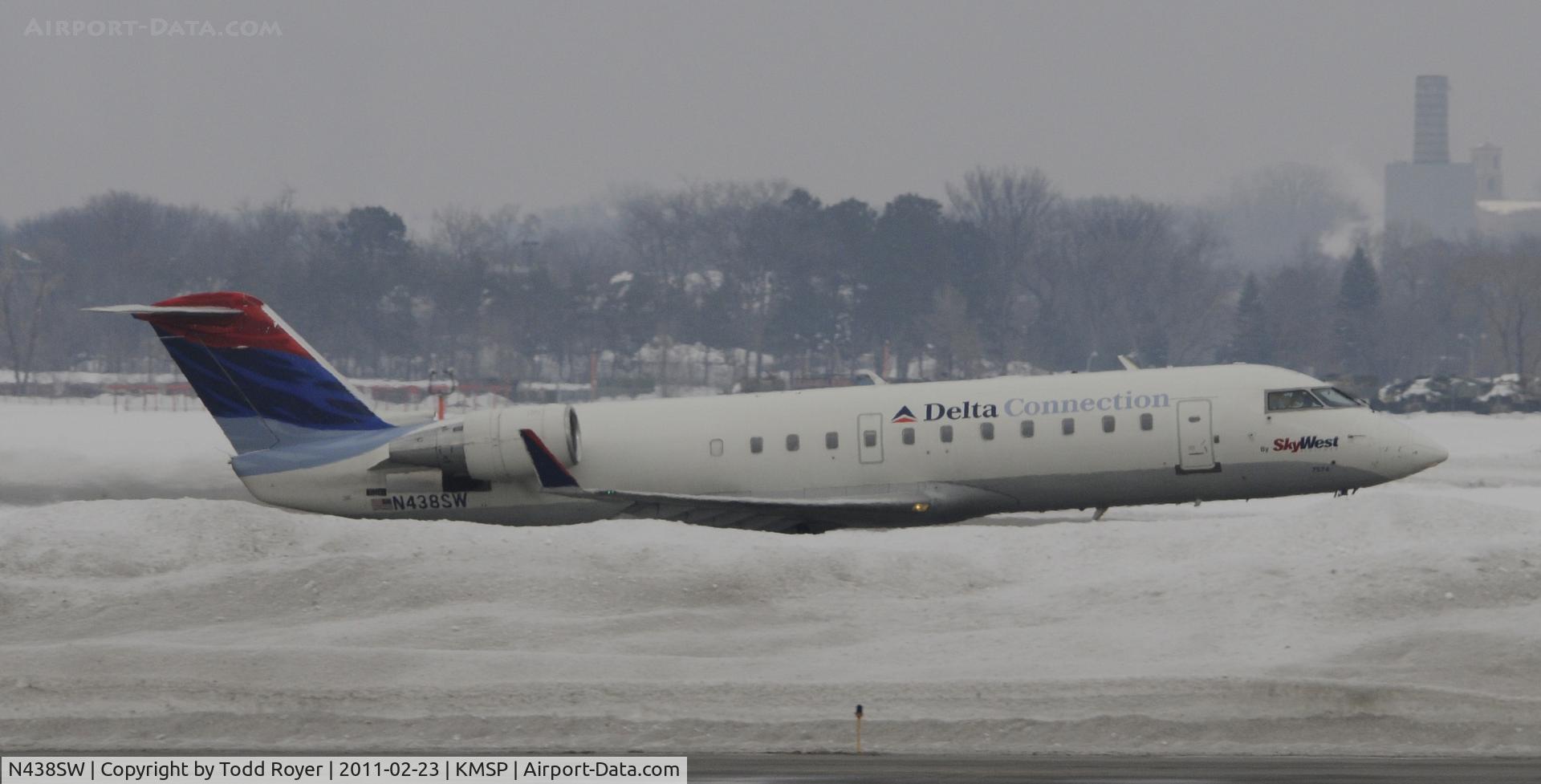 N438SW, 2001 Bombardier CRJ-200LR (CL-600-2B19) C/N 7574, Departing MSP