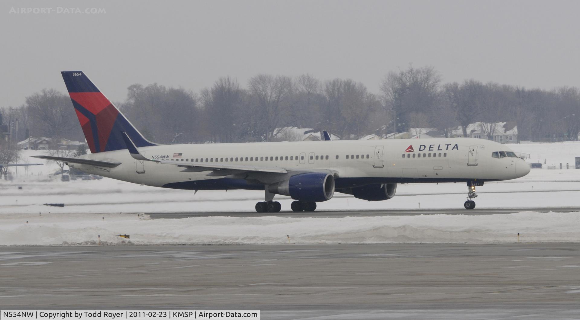 N554NW, 2001 Boeing 757-251 C/N 26501, Departing MSP