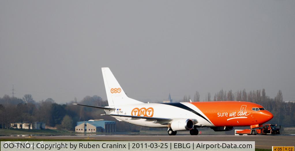 OO-TNO, 1997 Boeing 737-49R C/N 28881, After running the engines and doing some test OO-TNO was pulled back to the TNT maintenance hanger.