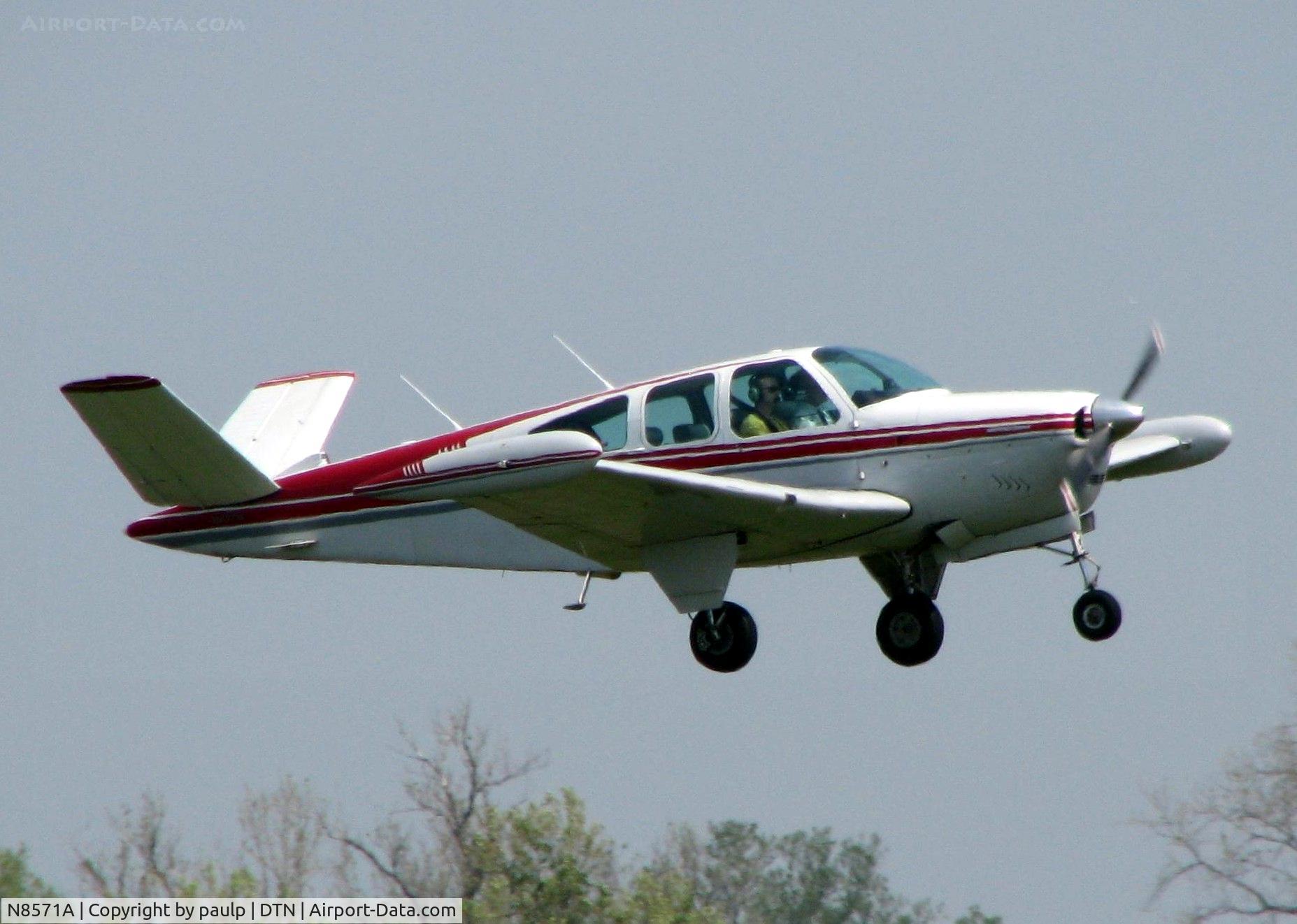 N8571A, 1949 Beech A35 Bonanza C/N D-1993, Off of Rwy 14 at Downtown Shreveport.