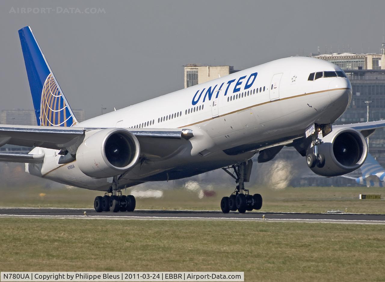 N780UA, 1996 Boeing 777-222 C/N 26944, Rotation on rwy 07R