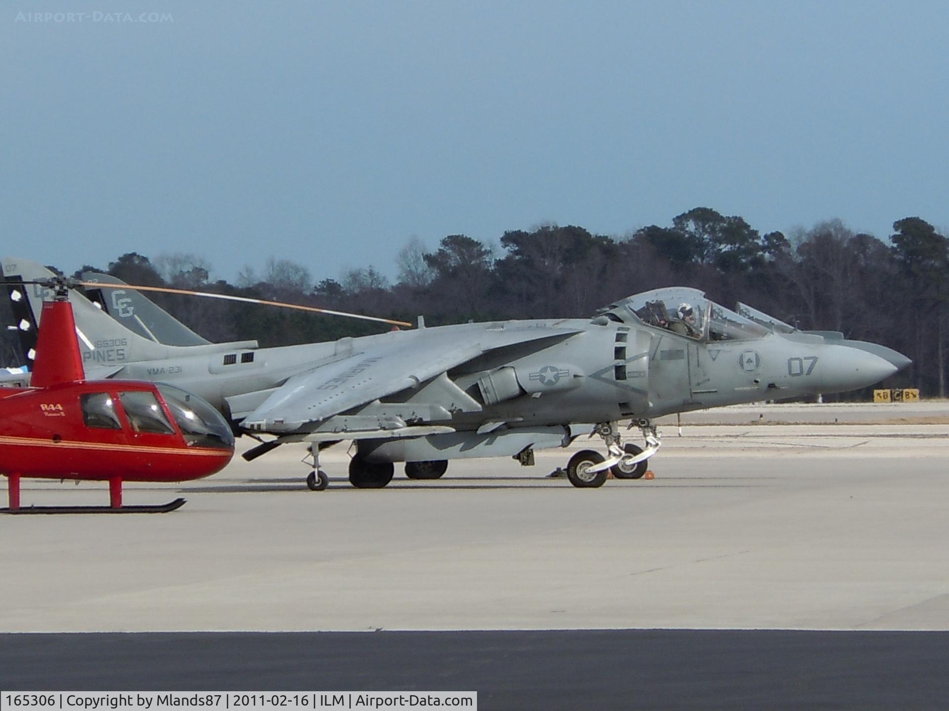165306, Boeing AV-8B+(R)-23-MC C/N 264, Pilots strapped in waiting to go