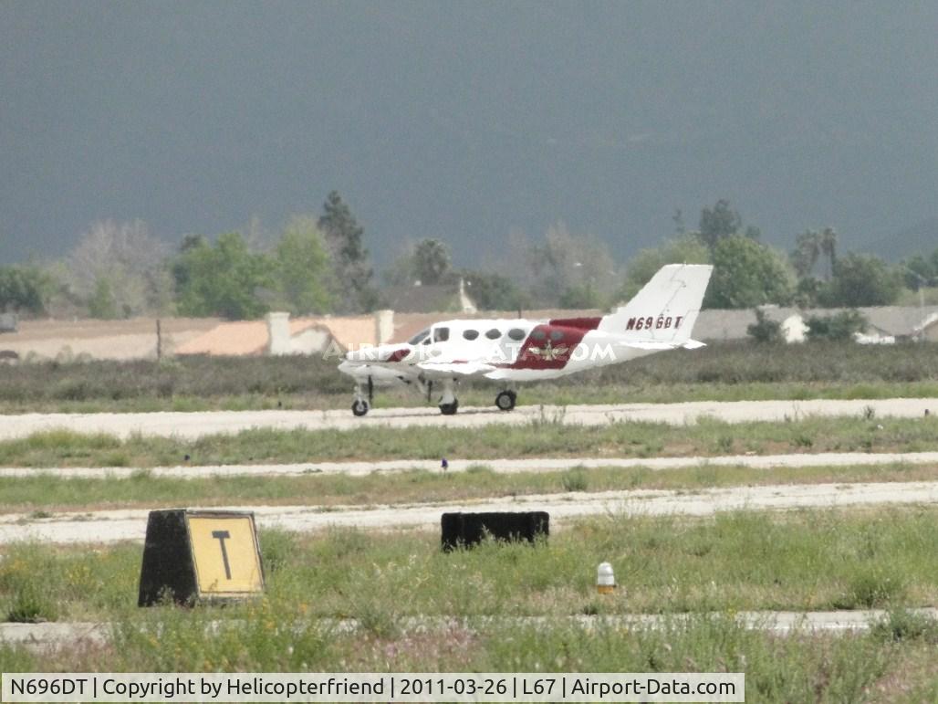 N696DT, 1973 Cessna 414 Chancellor Chancellor C/N 414-0370, Turning onto runway 24