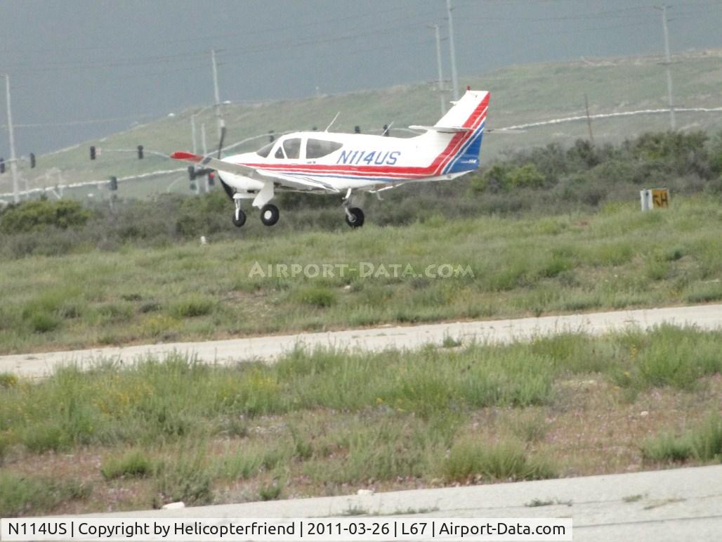 N114US, 1978 Rockwell International 114 Commander C/N 14386, Airbourne westbound from runway 24