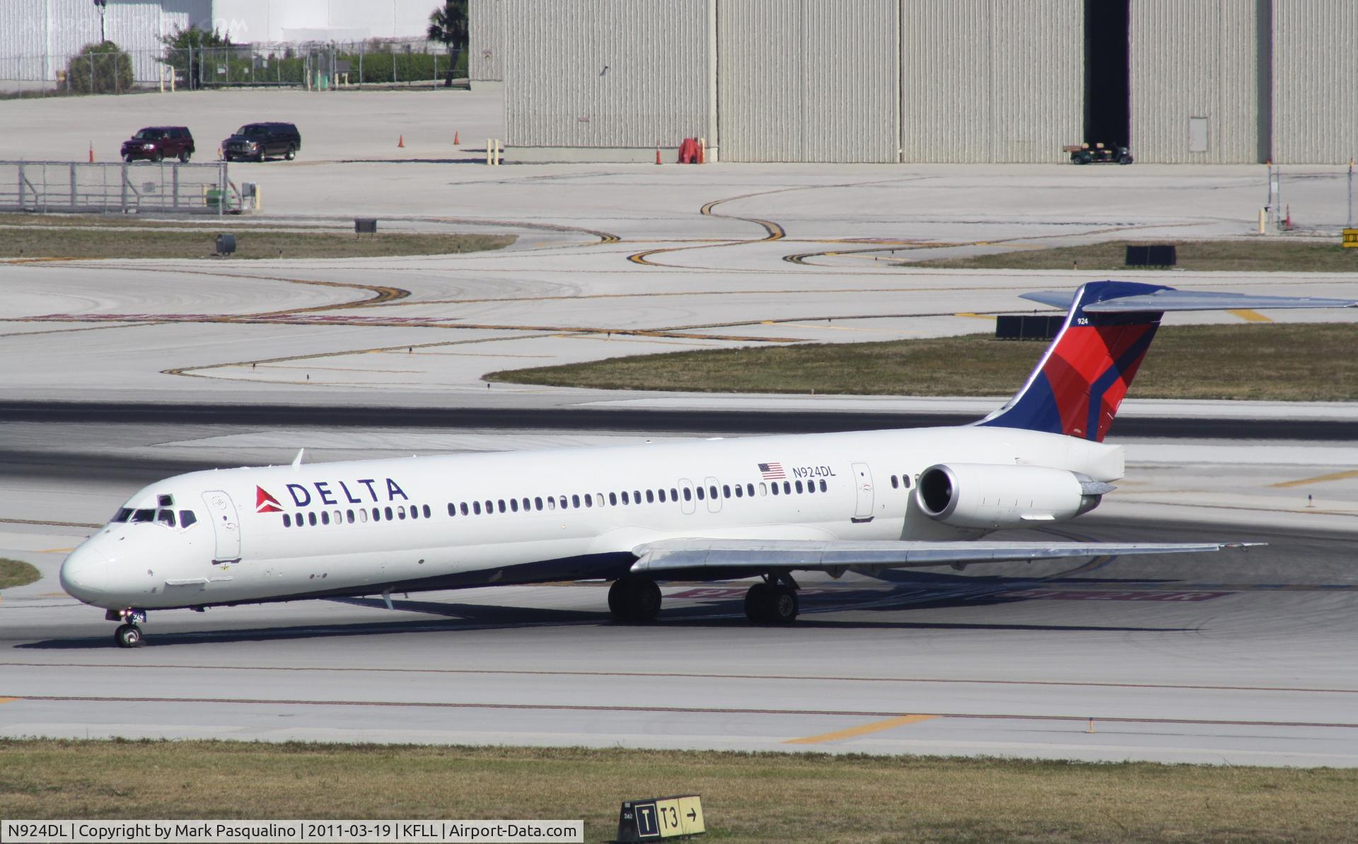 N924DL, 1988 McDonnell Douglas MD-88 C/N 49711, MD-88