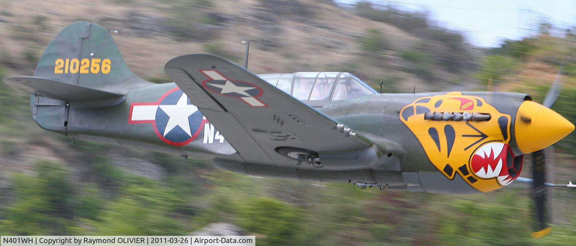 N401WH, 1942 Curtiss P-40K Warhawk C/N 42-10256, Passage bas au dessus de l'aéroport de St Barths