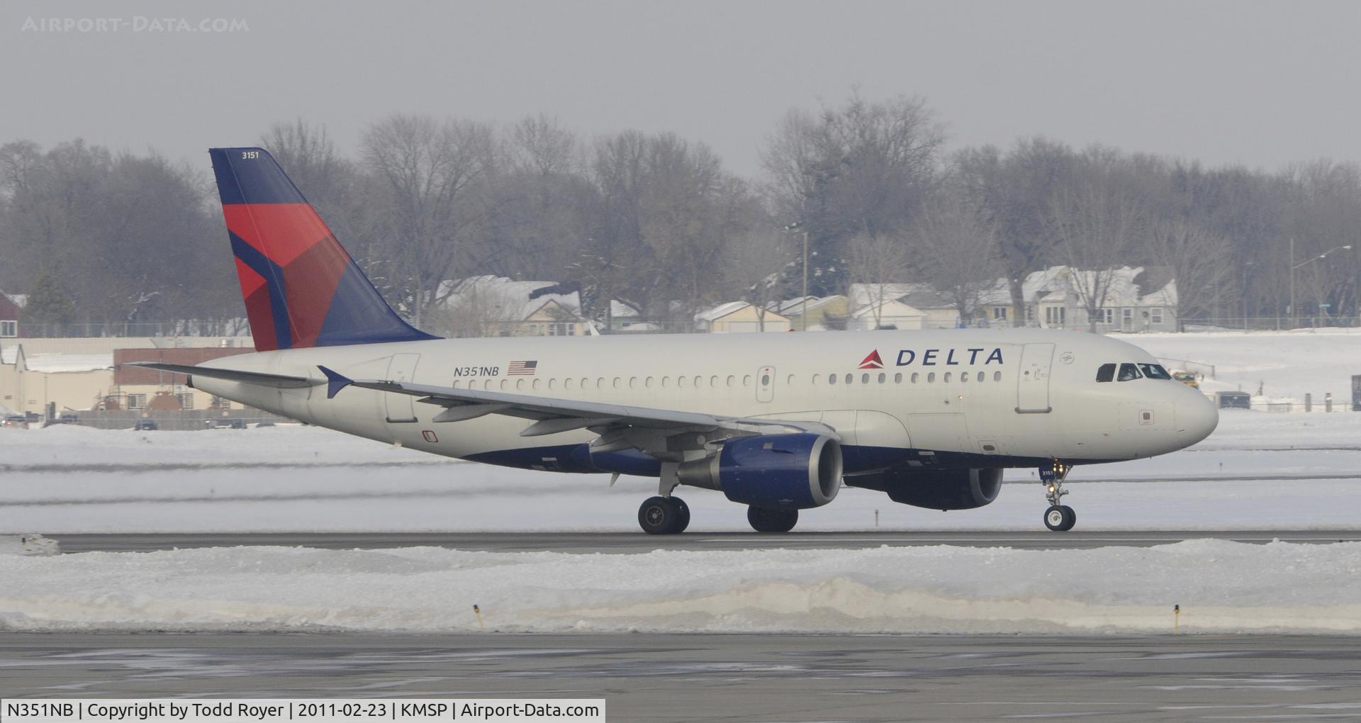 N351NB, 2002 Airbus A319-114 C/N 1820, Departing MSP