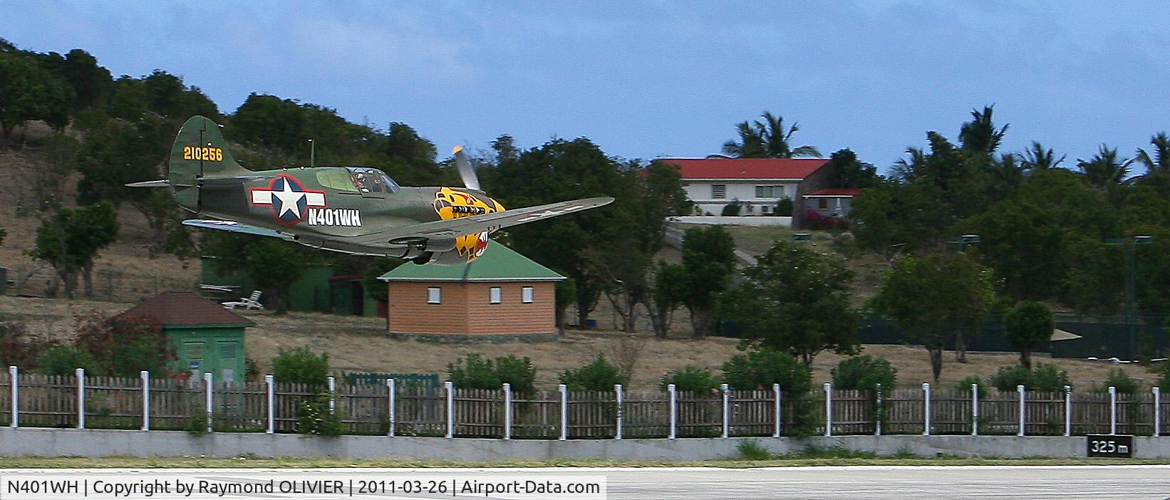N401WH, 1942 Curtiss P-40K Warhawk C/N 42-10256, Passage au dessus de l'aéroport de St Barths