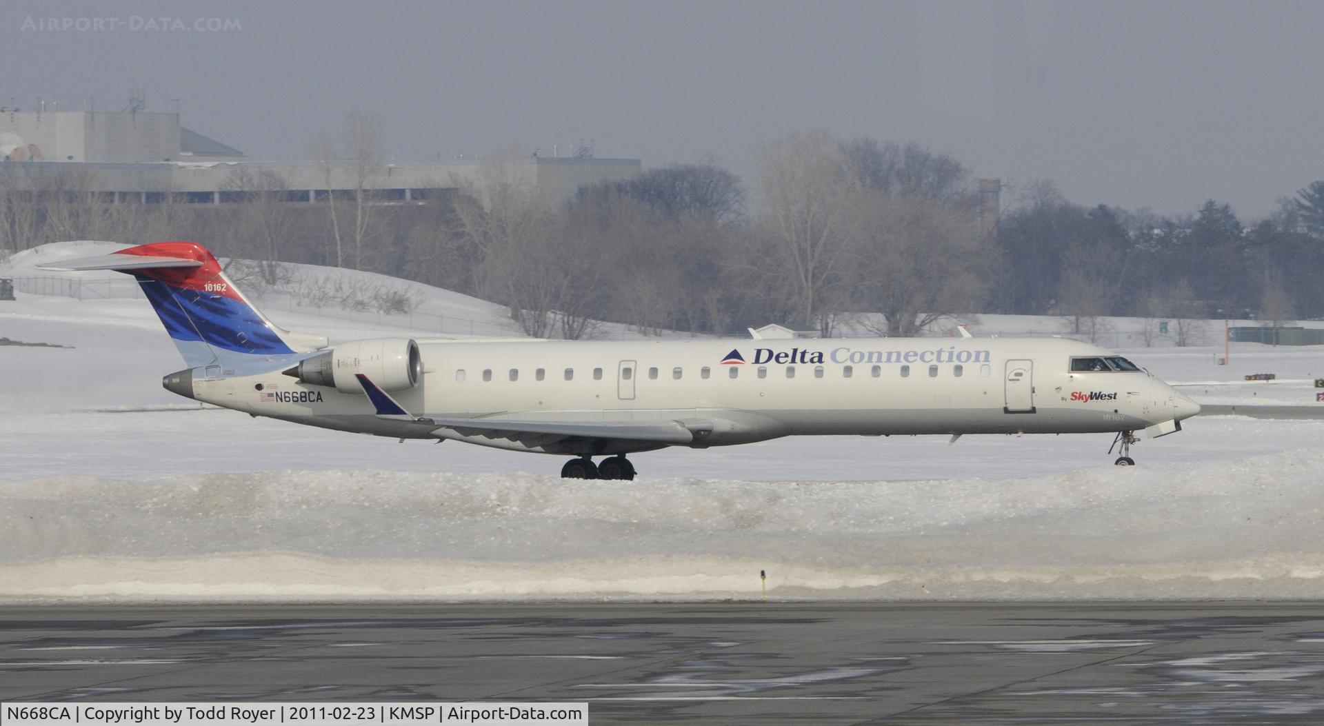 N668CA, 2004 Bombardier CRJ-700 (CL-600-2C10) Regional Jet C/N 10162, Departing MSP