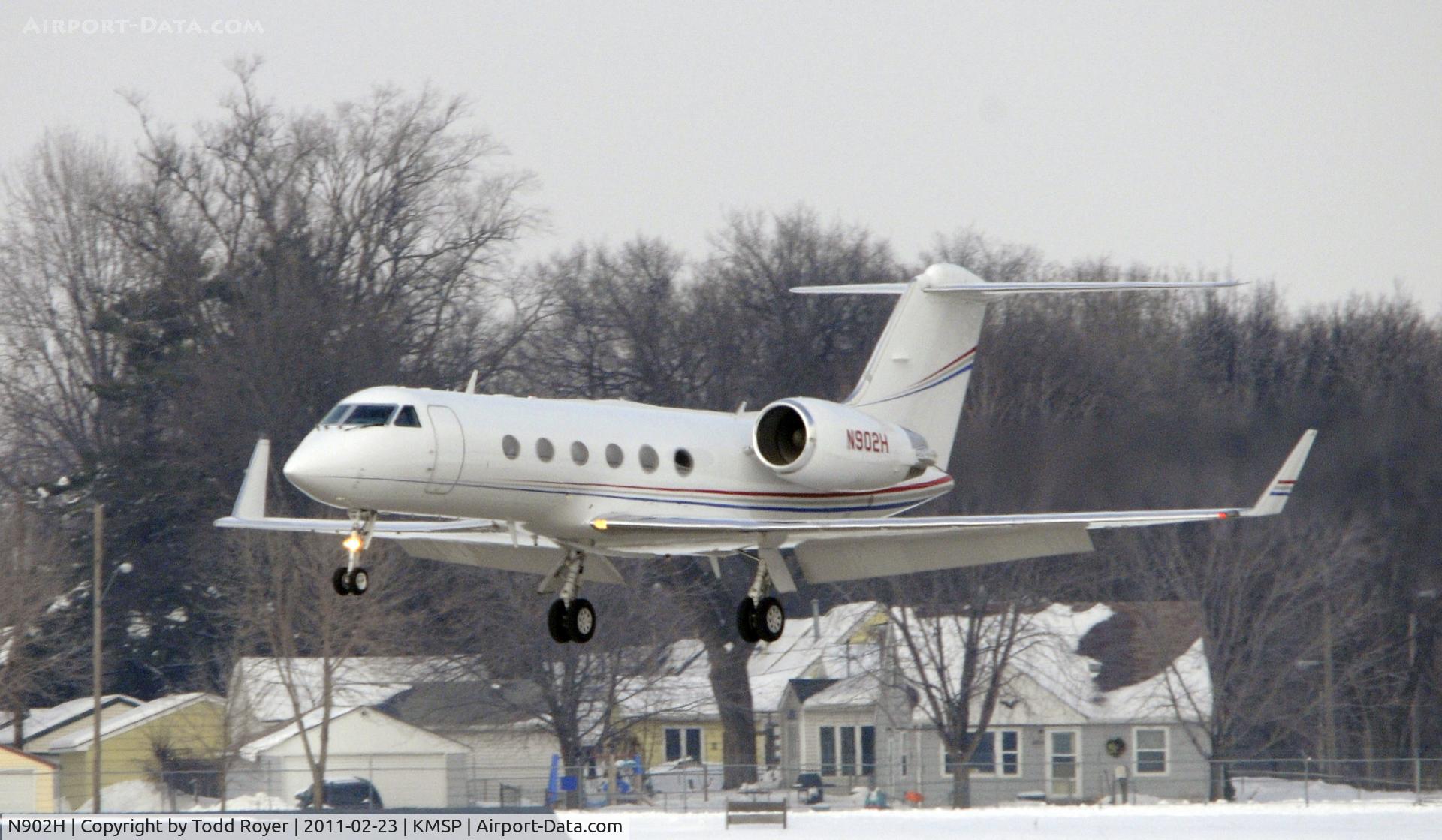 N902H, 1997 Gulfstream Aerospace G-IV C/N 1310, Arriving MSP