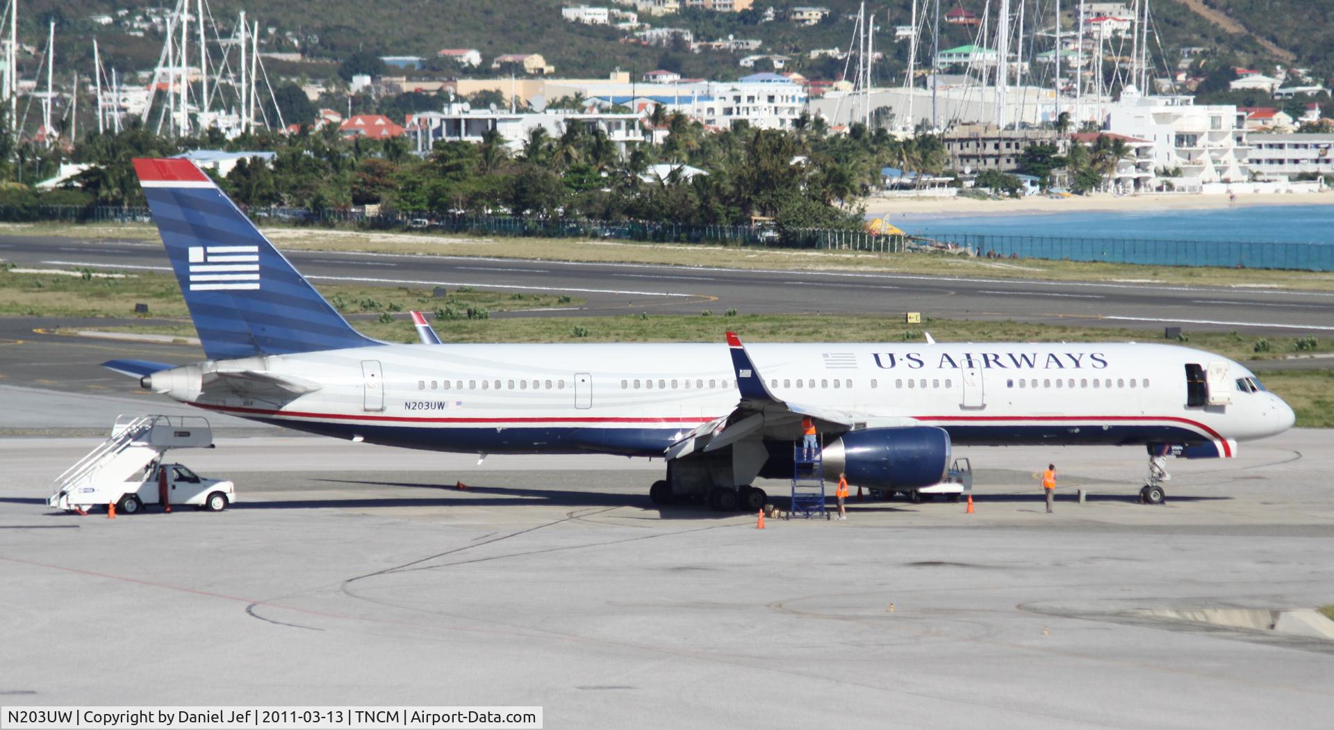 N203UW, 2000 Boeing 757-23N C/N 30548, Us airways N203UW on the tarmac at TNCM with some peoblms