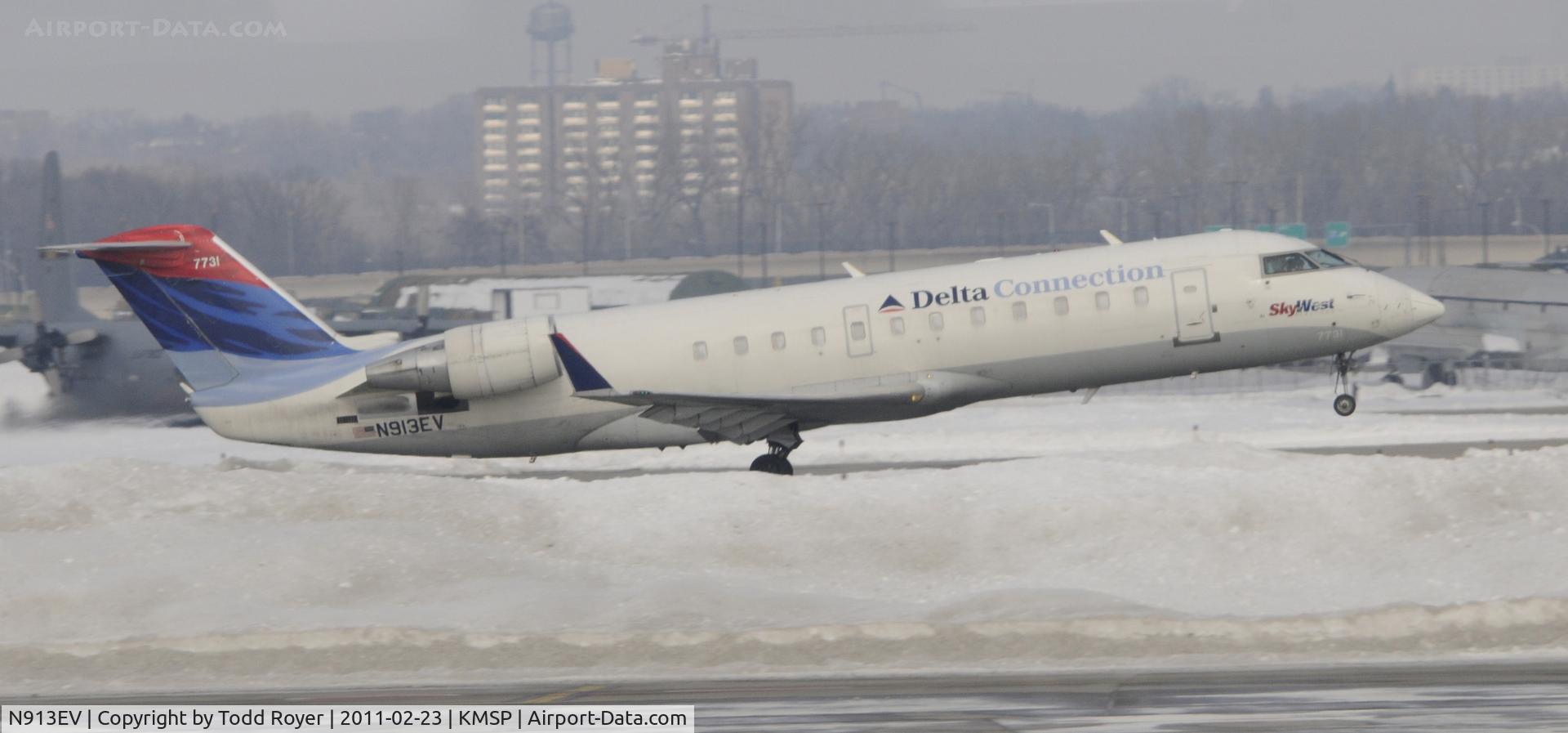 N913EV, 2002 Bombardier CRJ-200ER (CL-600-2B19) C/N 7731, Departing MSP