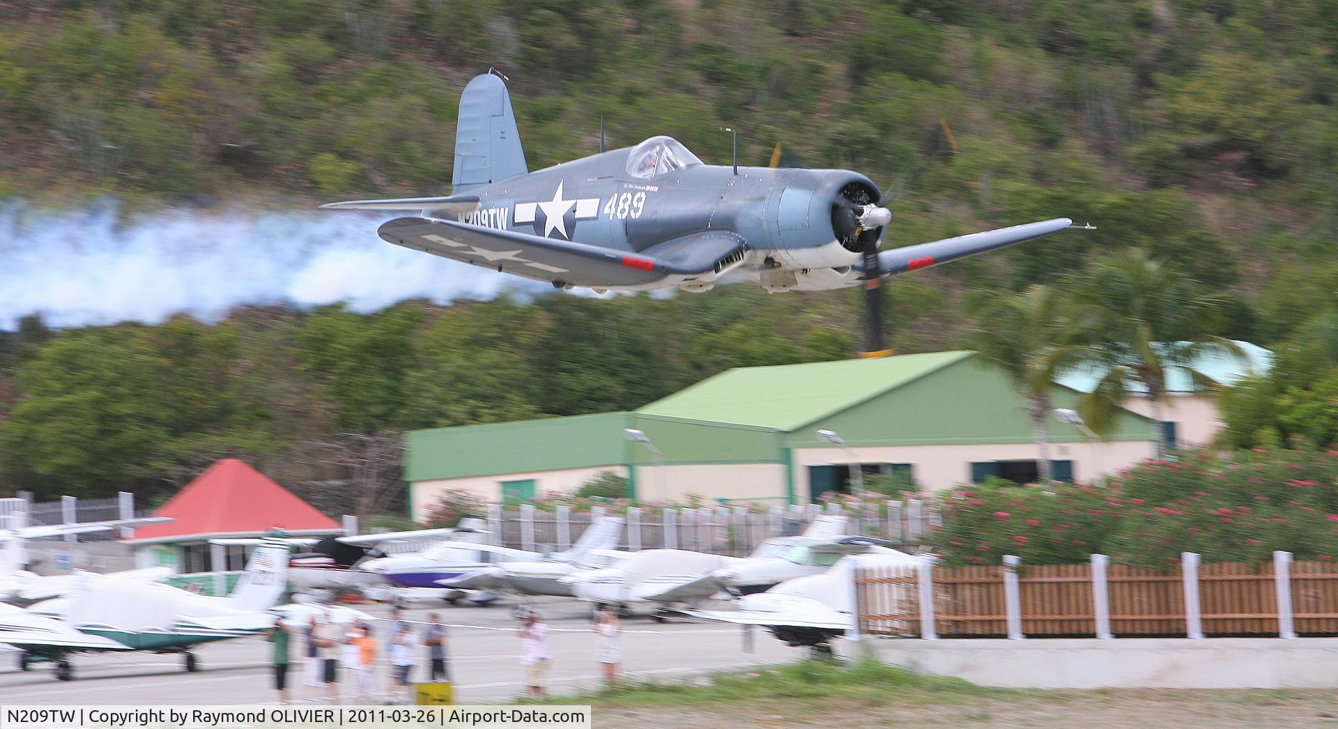 N209TW, Goodyear FG-1D Corsair C/N 3750, Passage sur la piste de l'aéroport de St Barths