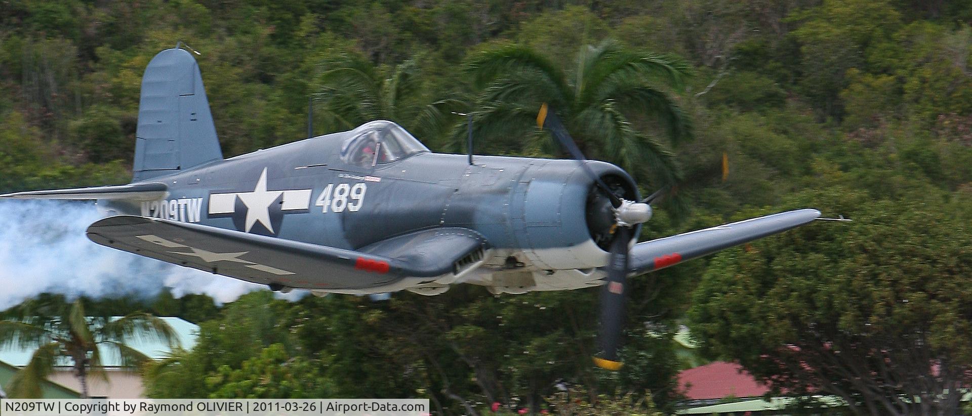 N209TW, Goodyear FG-1D Corsair C/N 3750, Passage sur la piste de l'aéroport de St Barths