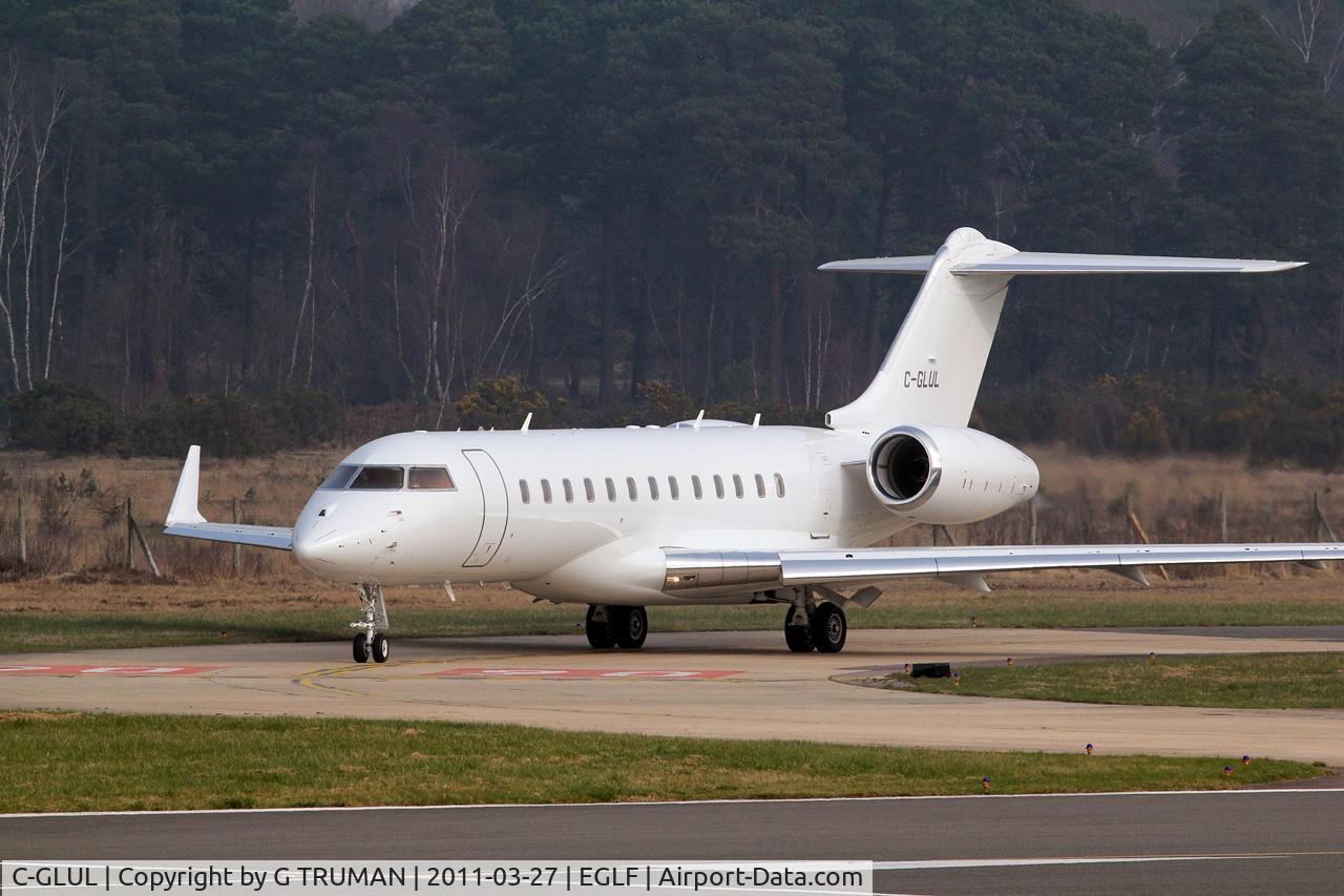 C-GLUL, 2007 Bombardier BD-700-1A10 Global Express C/N 9264, Taxying for departure from Farnborough