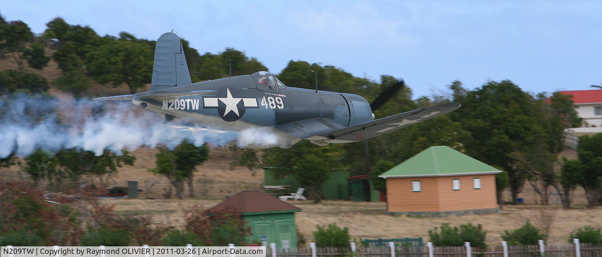 N209TW, Goodyear FG-1D Corsair C/N 3750, Passage sur la piste de l'aéroport de St Barths