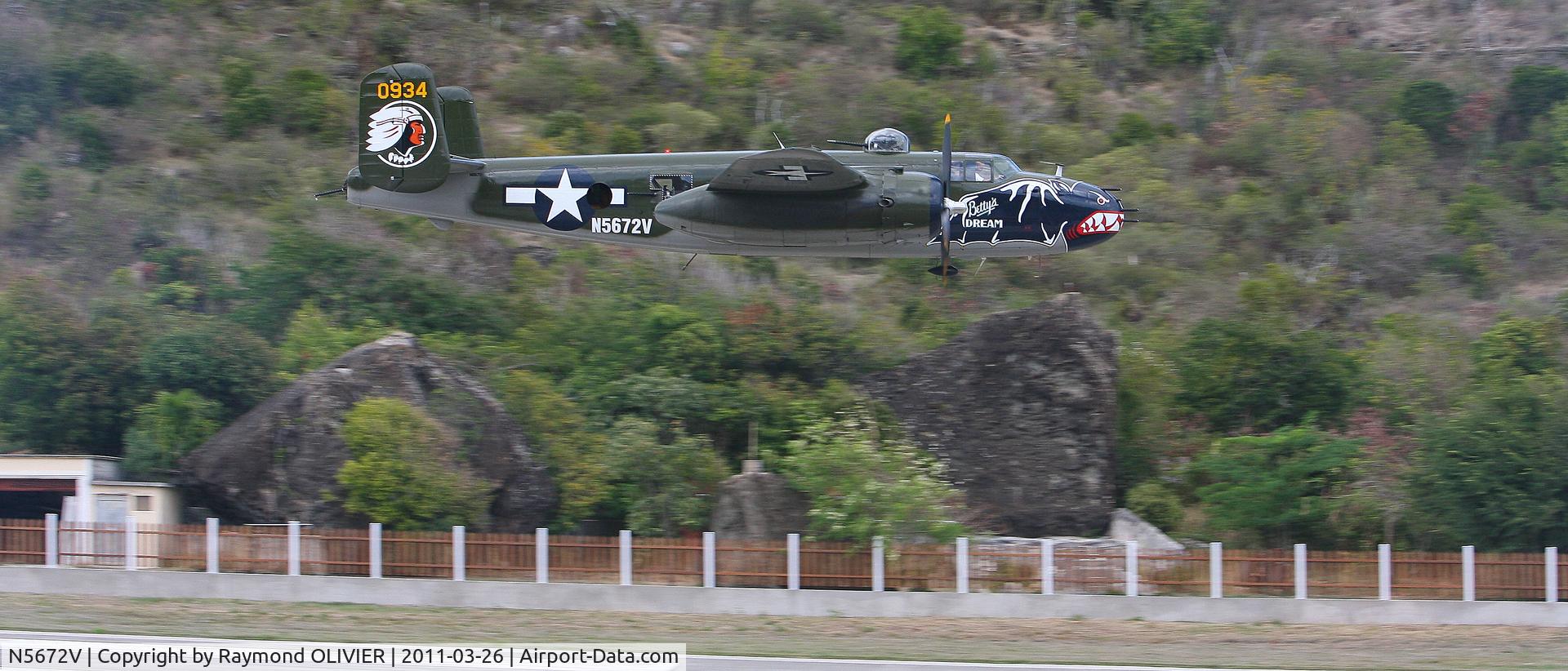 N5672V, 1945 North American B-25J Mitchell Mitchell C/N 108-47686, Passage sur la piste de l'aéroport de St Barths