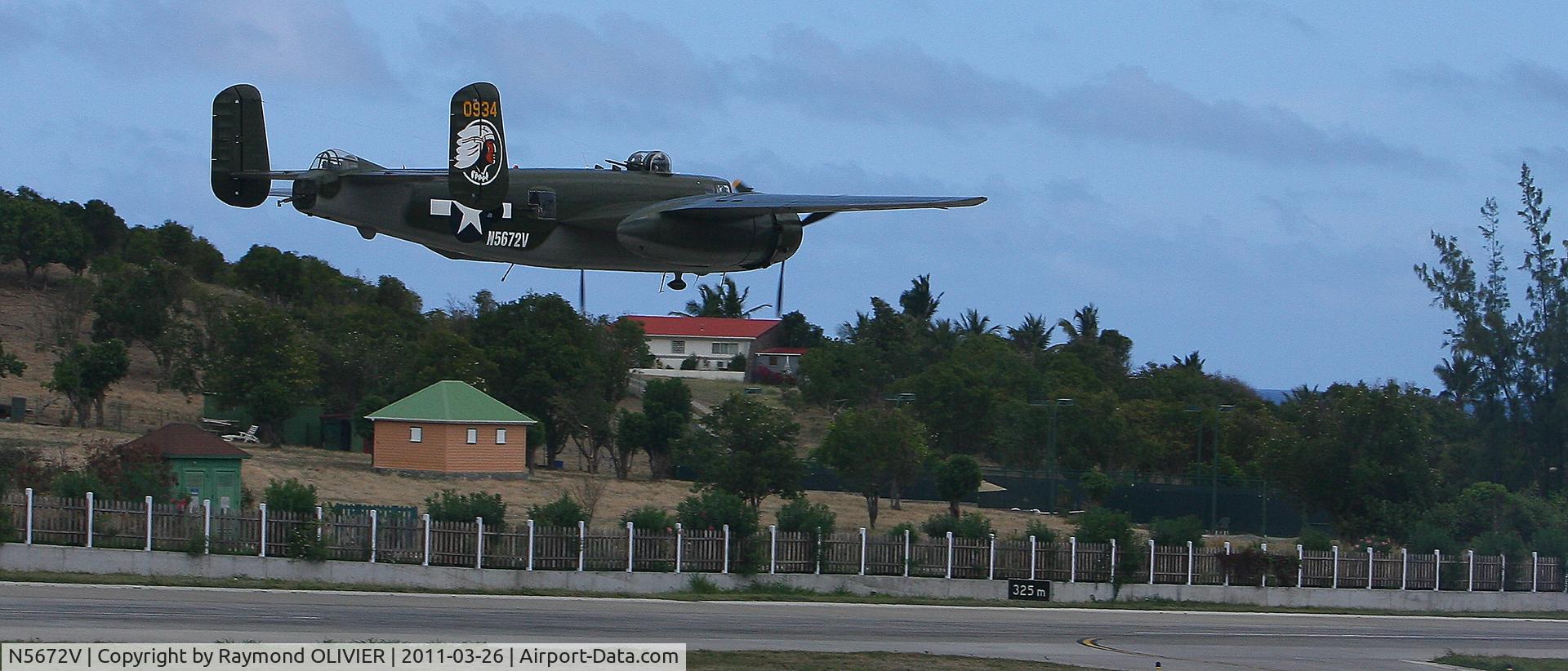 N5672V, 1945 North American B-25J Mitchell Mitchell C/N 108-47686, Passage sur la piste de l'aéroport de St Barths