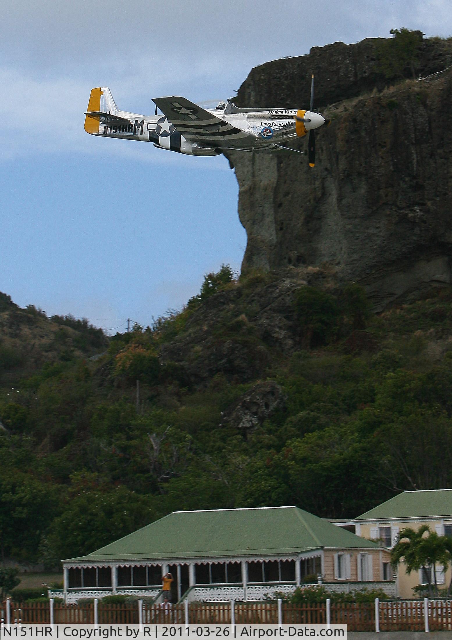 N151HR, 1945 North American P-51D Mustang C/N 12241064, Passage sur la piste de l'aéroport de St Barths