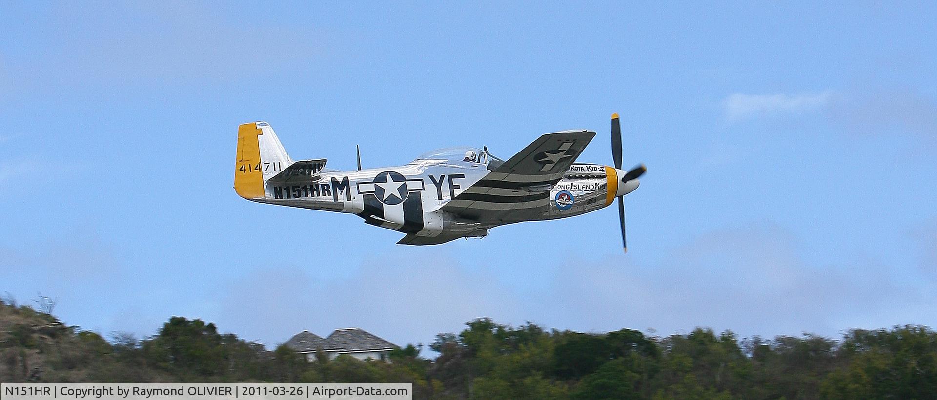 N151HR, 1945 North American P-51D Mustang C/N 12241064, Passage sur la piste de l'aéroport de St Barths