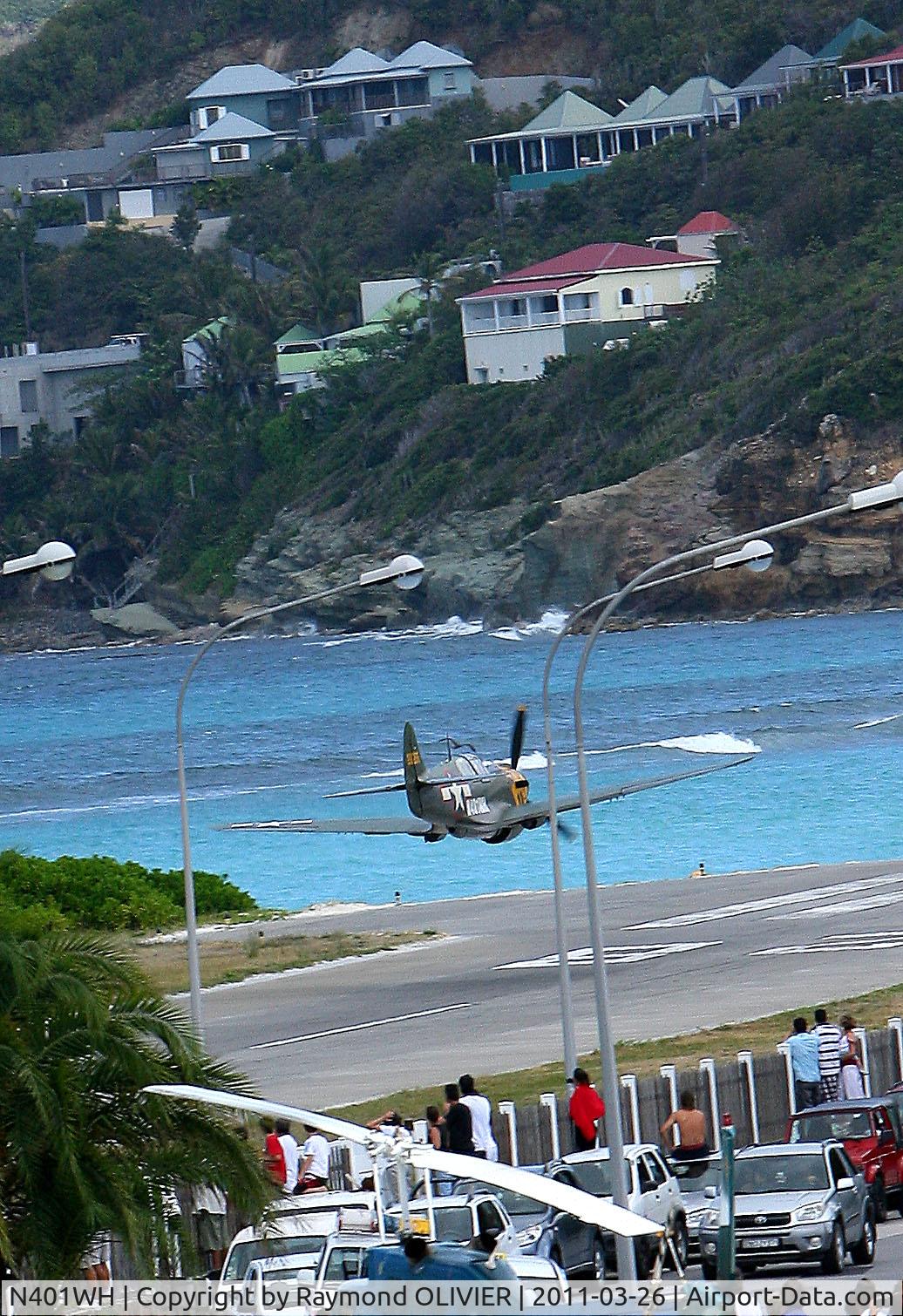 N401WH, 1942 Curtiss P-40K Warhawk C/N 42-10256, Passage sur la piste de l'aéroport de St Barths