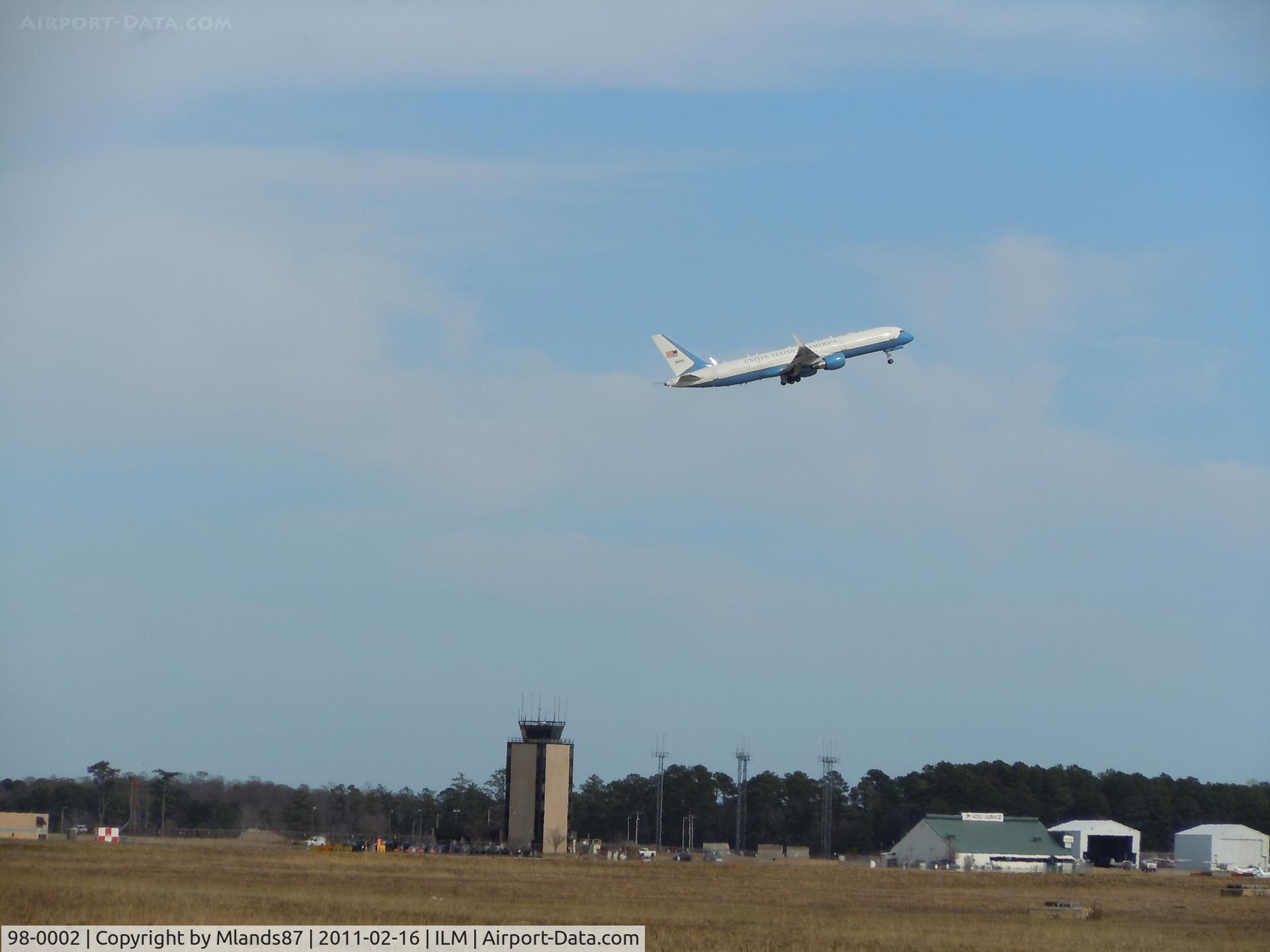98-0002, 1998 Boeing C-32A (757-200) C/N 29026, Vice President's Air Force 2 steep climb off RWY 24