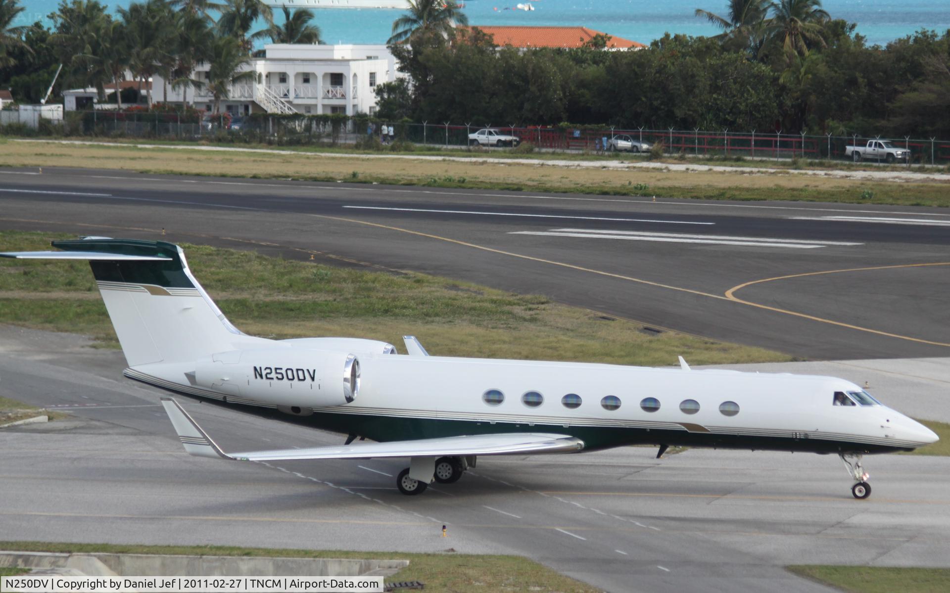 N250DV, 2005 Gulfstream Aerospace G-V C/N 5066, N250DV taxing at TNCM for take off