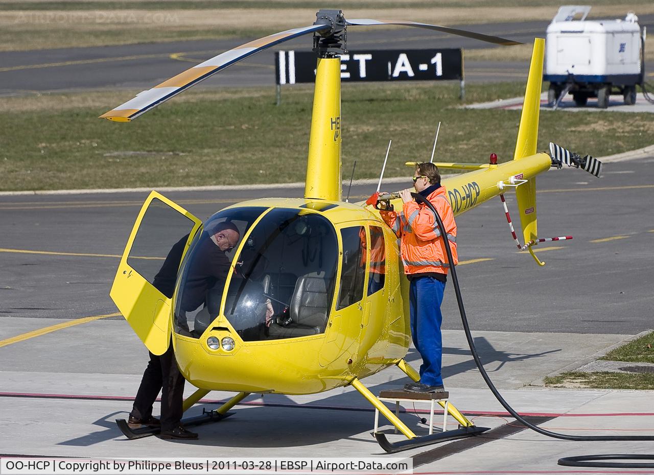 OO-HCP, 2007 Robinson R44 Raven I C/N 1756, Feeding the yellow bird.