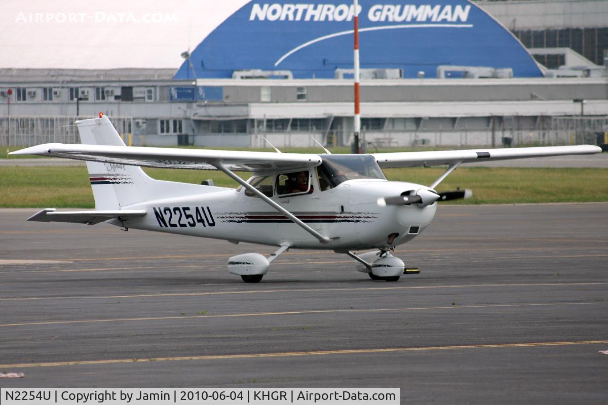 N2254U, 1999 Cessna 172R C/N 17280684, Preparing for departure on what I assume is a training flight.