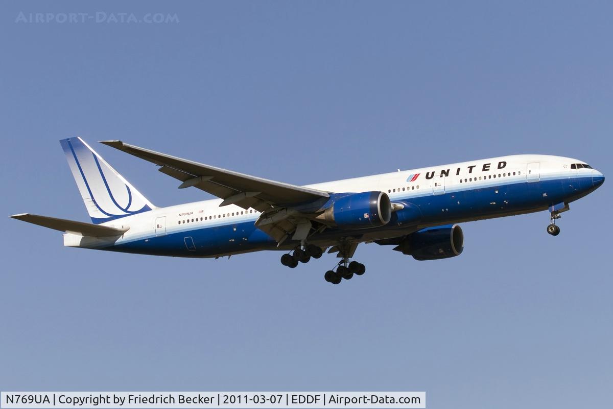 N769UA, 1995 Boeing 777-222 C/N 26921, on final