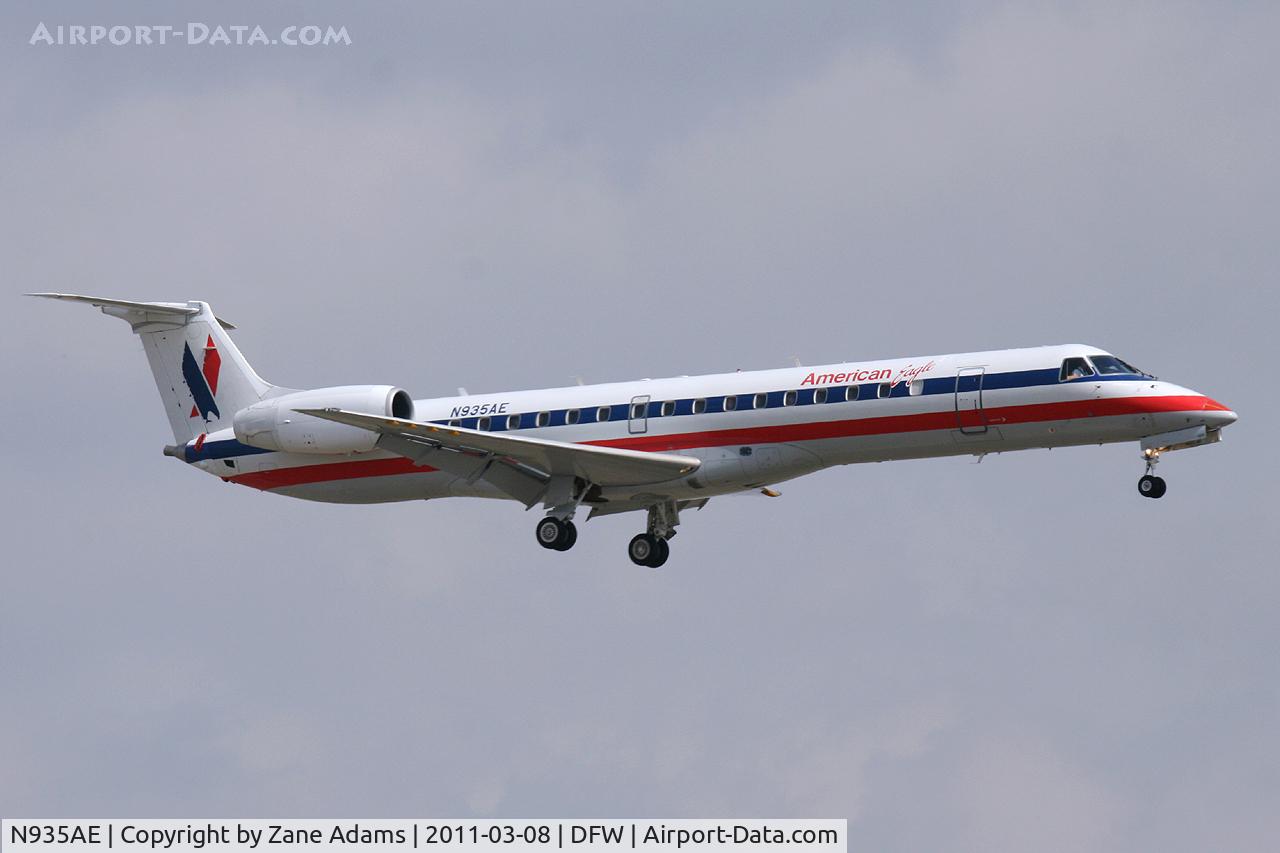 N935AE, 2005 Embraer ERJ-145LR (EMB-145LR) C/N 14500920, American Eagle landing at DFW Airport