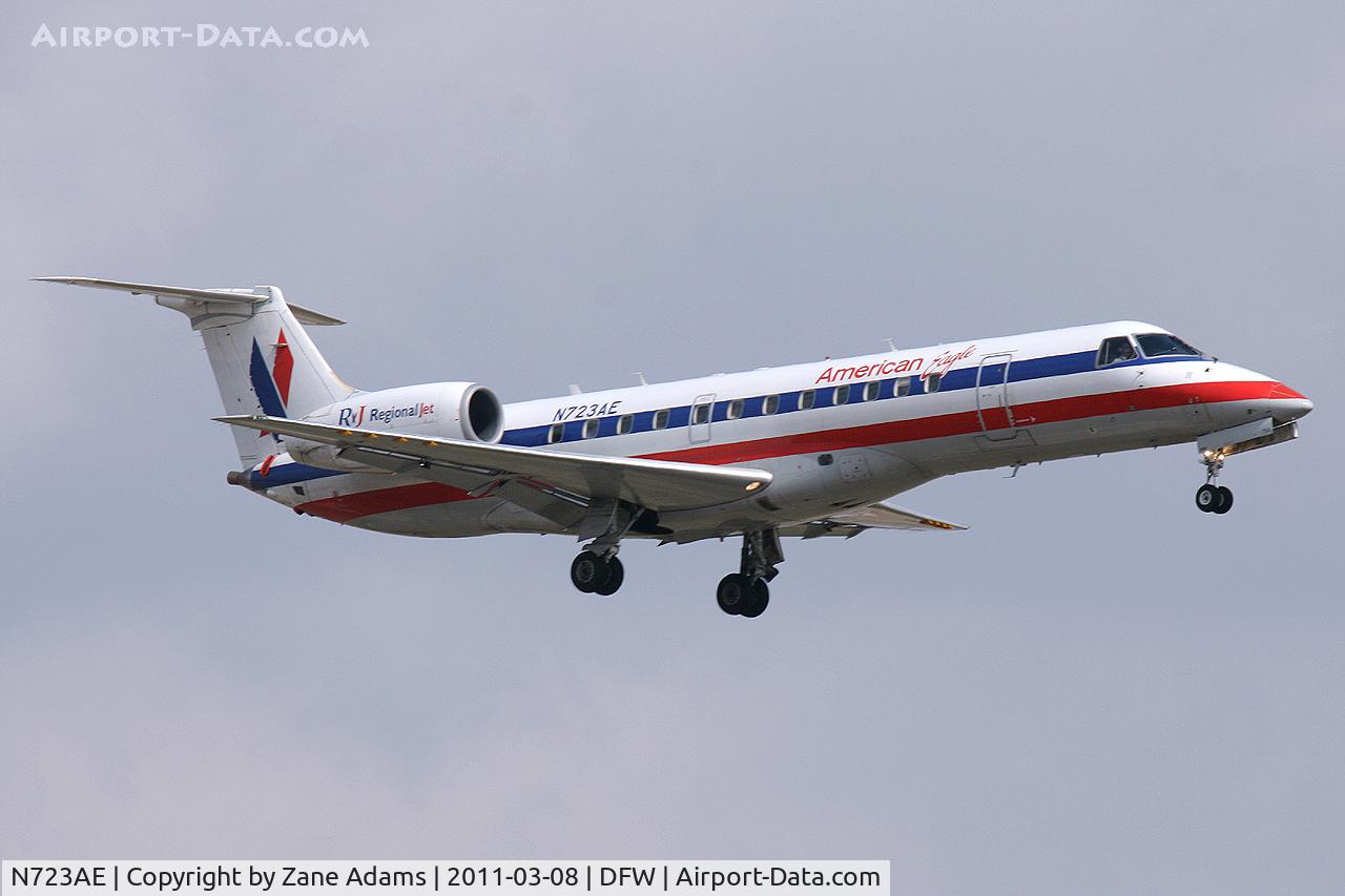 N723AE, 2000 Embraer ERJ-135LR (EMB-135LR) C/N 145288, American Eagle landing at DFW Airport