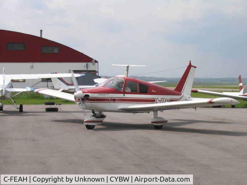 C-FEAH, 1967 Piper PA-28-140 C/N 28-22595, Port wing view of C-FEAH