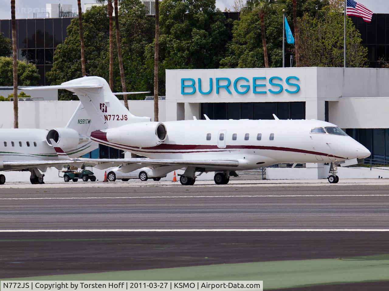 N772JS, 2007 Bombardier Challenger 300 (BD-100-1A10) C/N 20153, N772JS taxiing