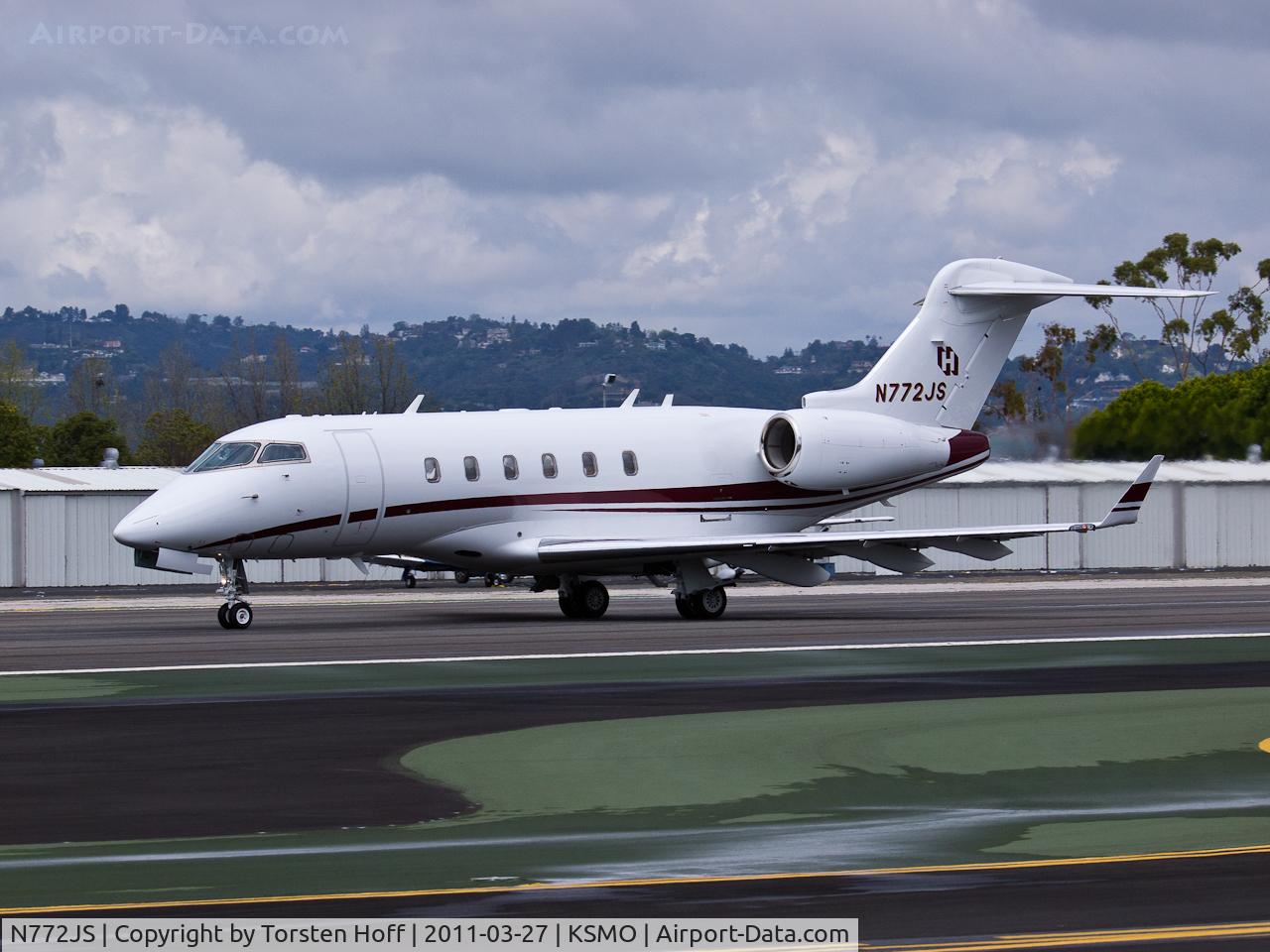 N772JS, 2007 Bombardier Challenger 300 (BD-100-1A10) C/N 20153, N772JS departing from RWY 21