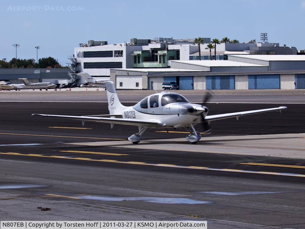 N807EB, 2007 Cirrus SR22 G3 GTSX Turbo C/N 2652, N807EB taxiing