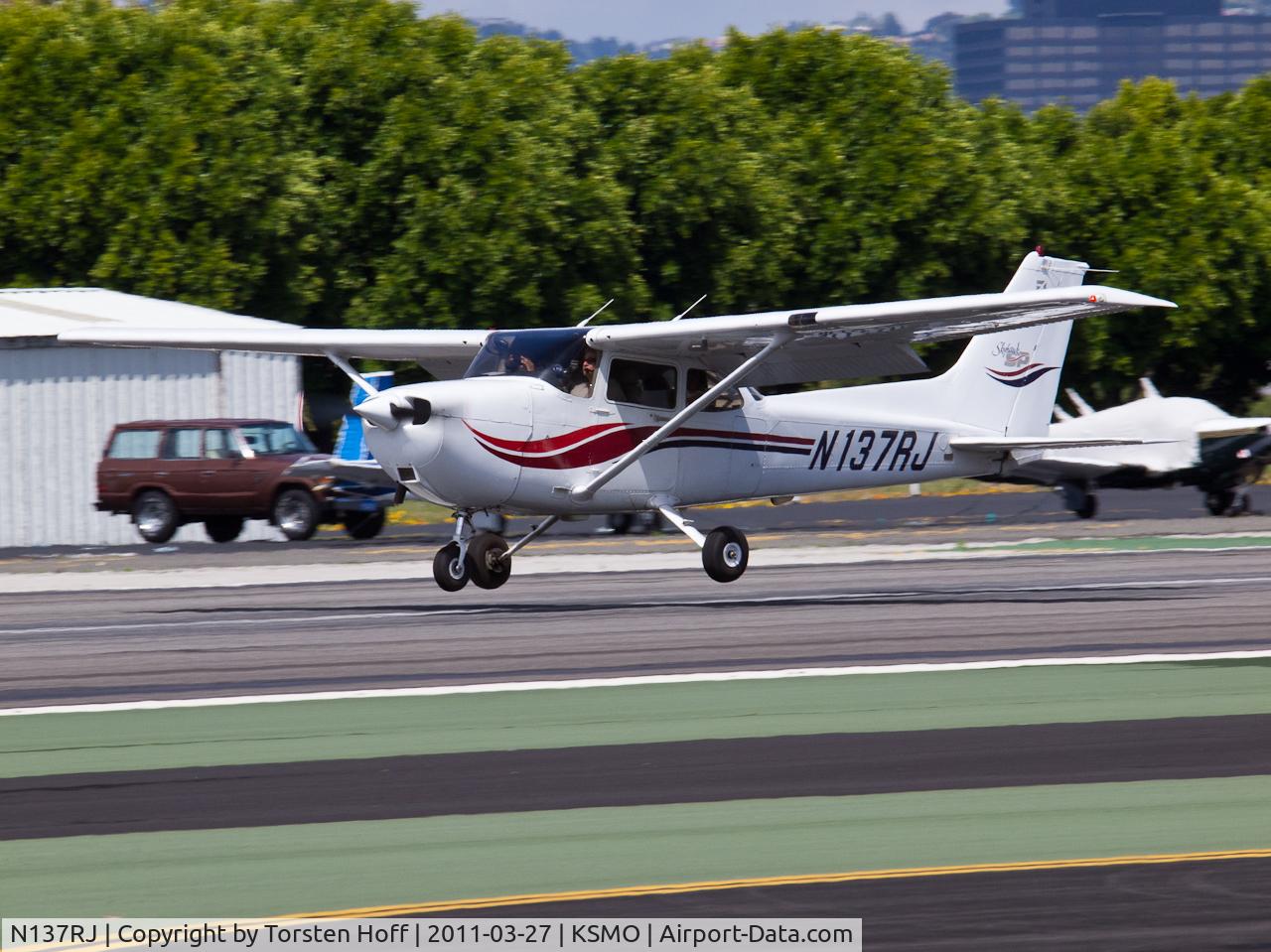 N137RJ, 1999 Cessna 172S C/N 172S8296, N137RJ arriving on RWY 21