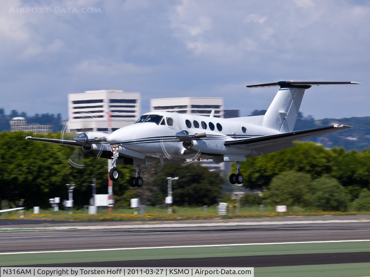 N316AM, 2010 Hawker Beechcraft B200 King Air C/N BB-2013, N316AM arriving on RWY 21