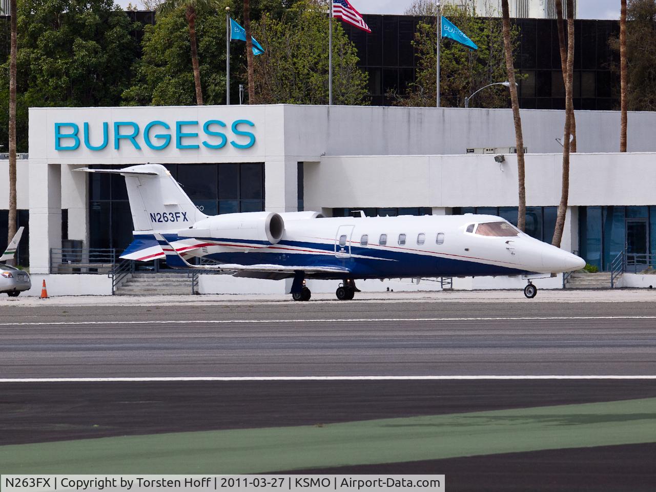 N263FX, 2008 Learjet Inc 60 C/N 334, N263FX taxiing