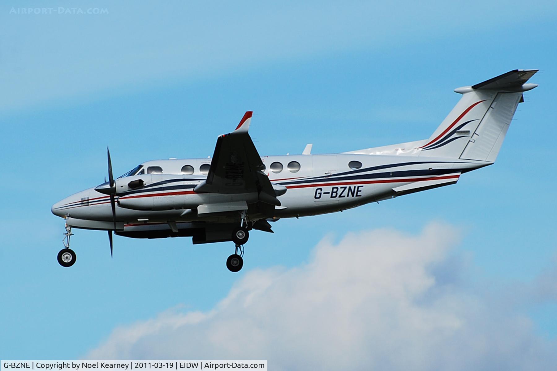 G-BZNE, 2000 Raytheon King Air 350 (B300) C/N FL-286, Landing Rwy 28 at EIDW
