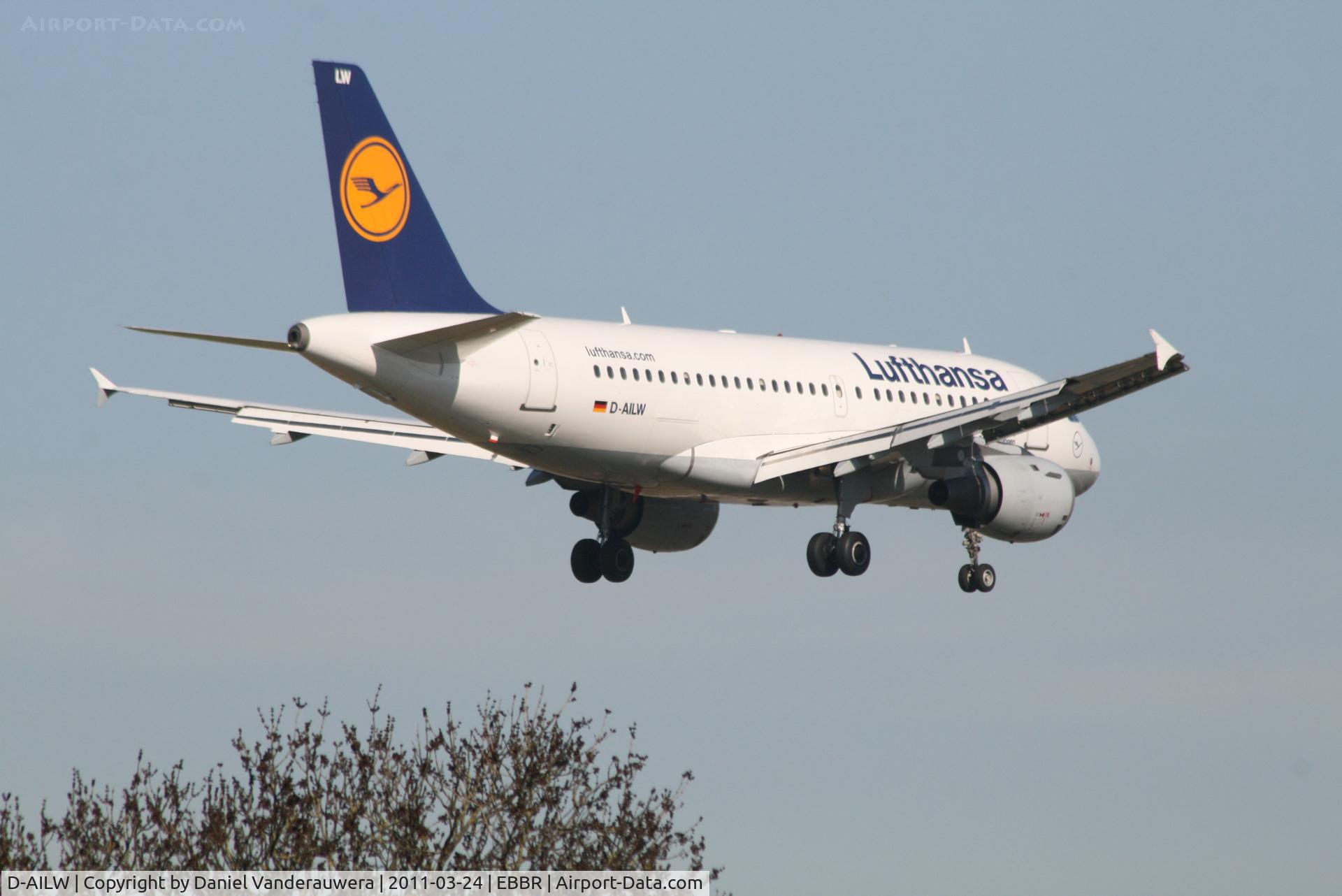 D-AILW, 1998 Airbus A319-114 C/N 853, Flight LH2284 is descending to RWY 02