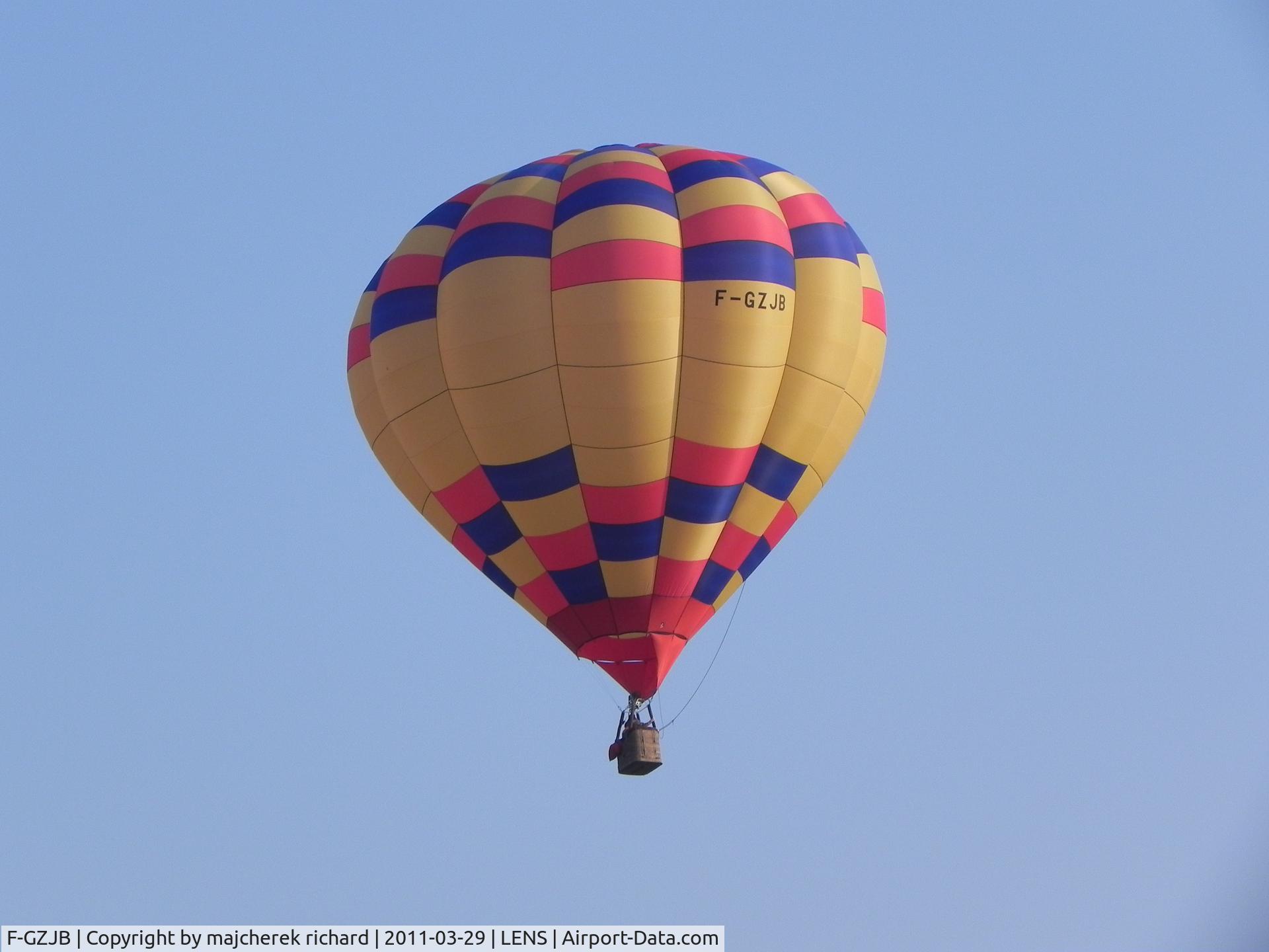F-GZJB, Lindstrand Hot Air Balloons Ltd LINDSTRAND 77B C/N 1045, bonjour,
lors de son décollage poussée vers la ville de Lens-Liévin