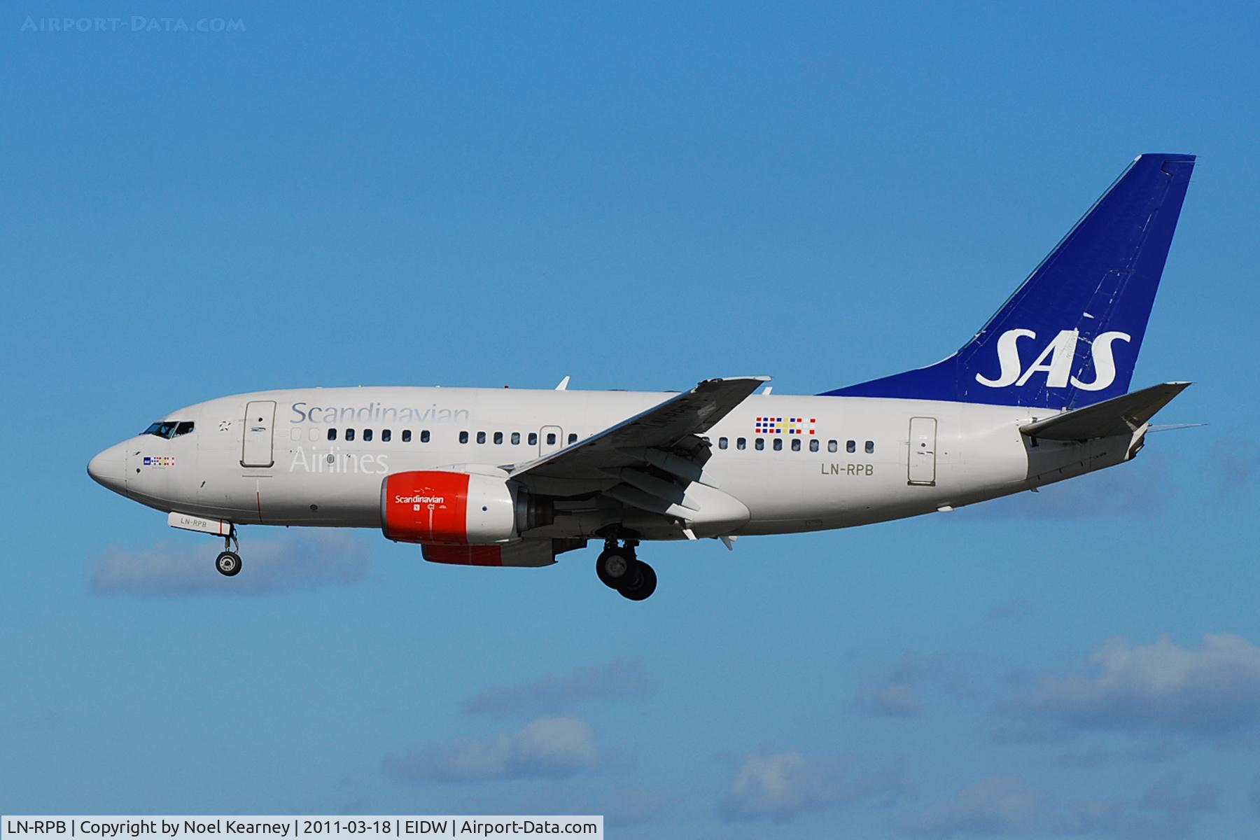 LN-RPB, 1998 Boeing 737-683 C/N 28294, Landing Rwy 28 at EIDW.