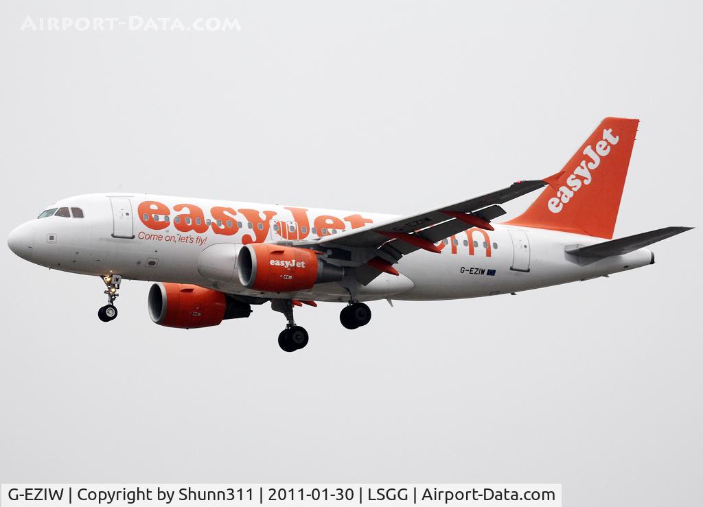 G-EZIW, 2005 Airbus A319-111 C/N 2578, Landing rwy 05