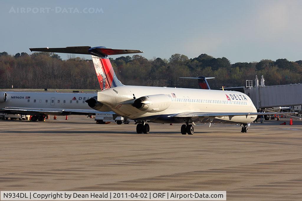 N934DL, 1989 McDonnell Douglas MD-88 C/N 49721, 